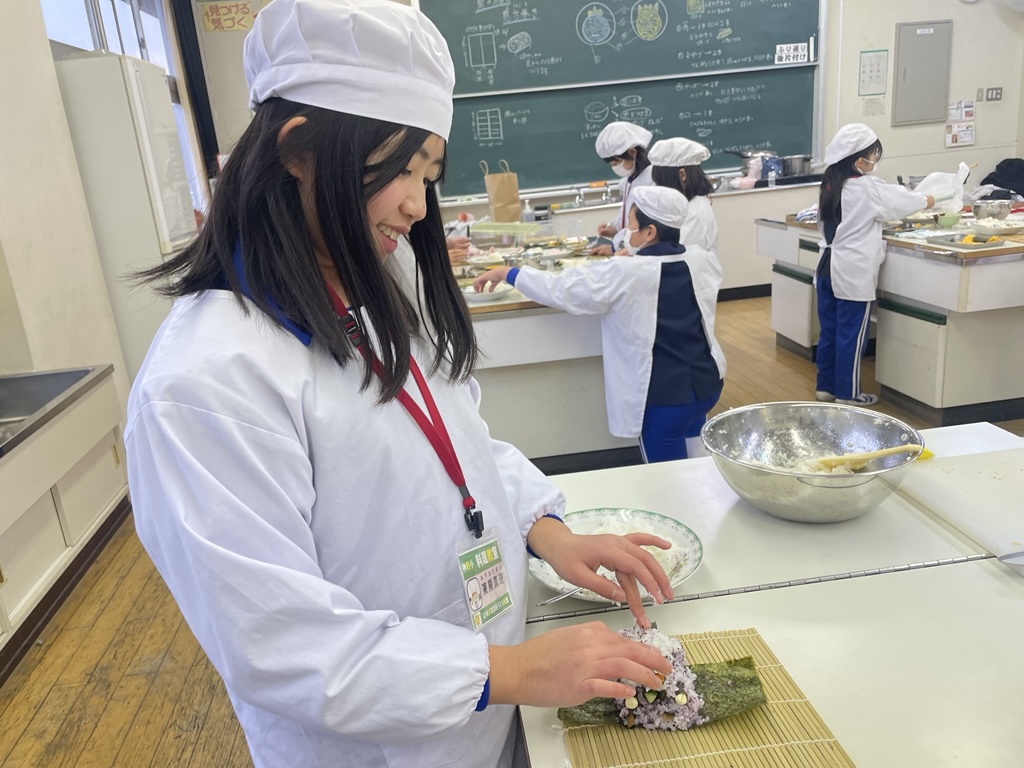 恵方巻きを作る子ども