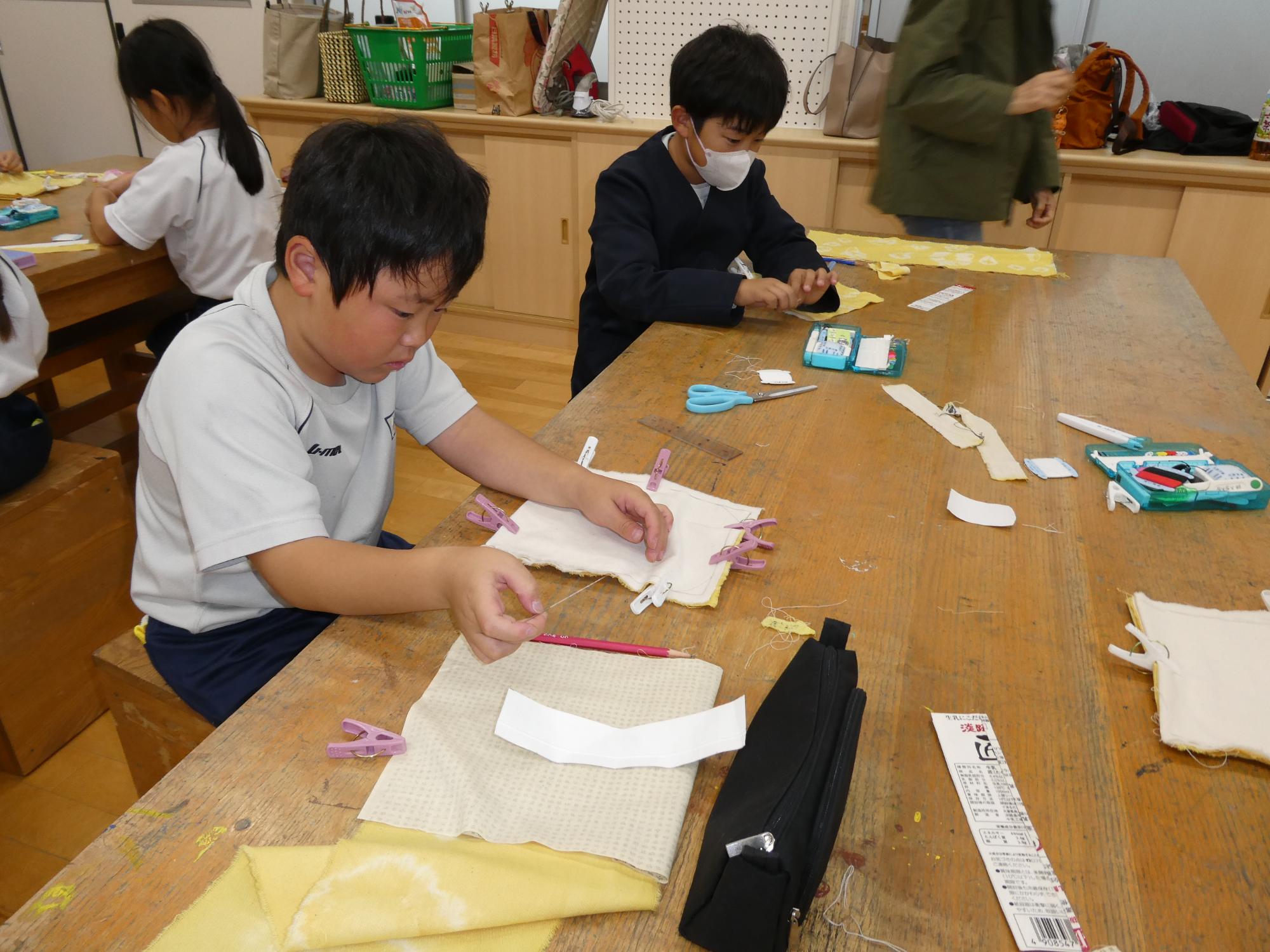 一針ずつ縫い進める子どもたち
