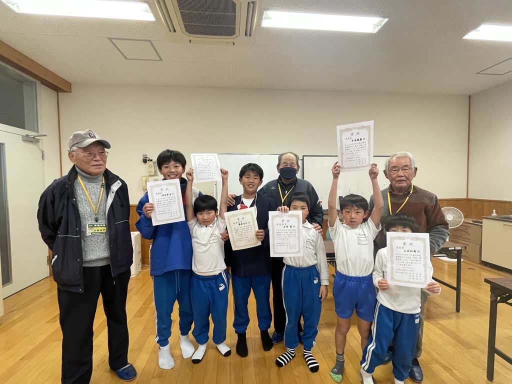 表彰状を持っている集合写真