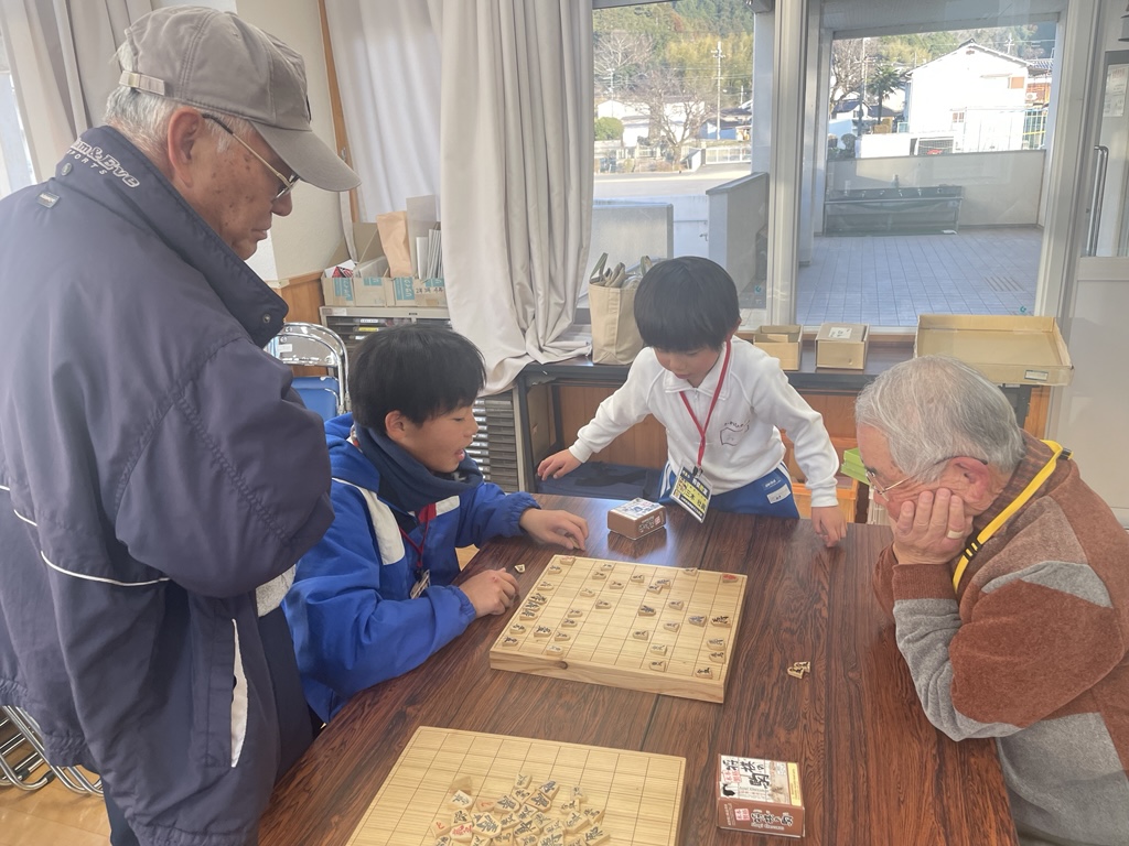 講師と対局する子ども