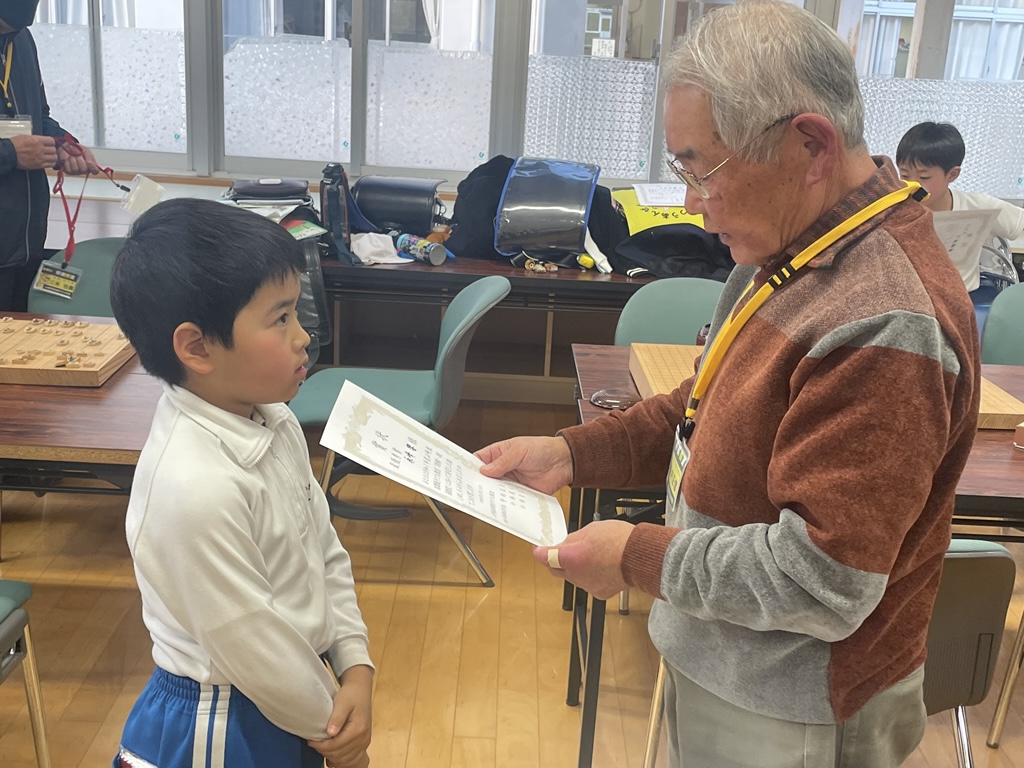 表彰状を授与する子ども