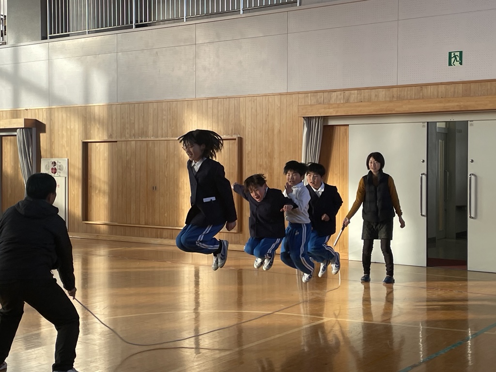 大縄跳びをする子どもたち