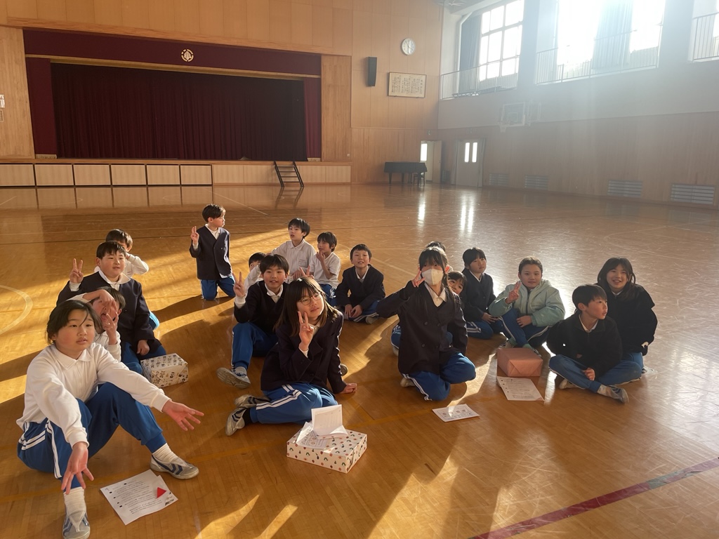 宝箱を見つけた子どもたち