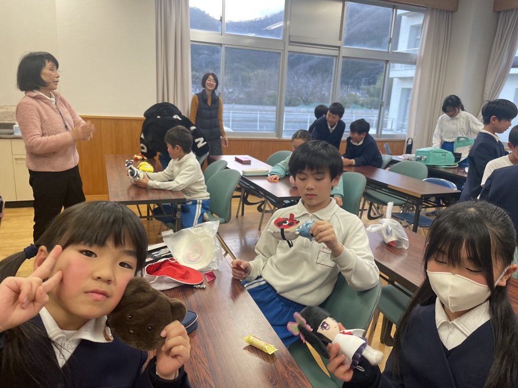 いただいたぬいぐるみを持っている子どもたち