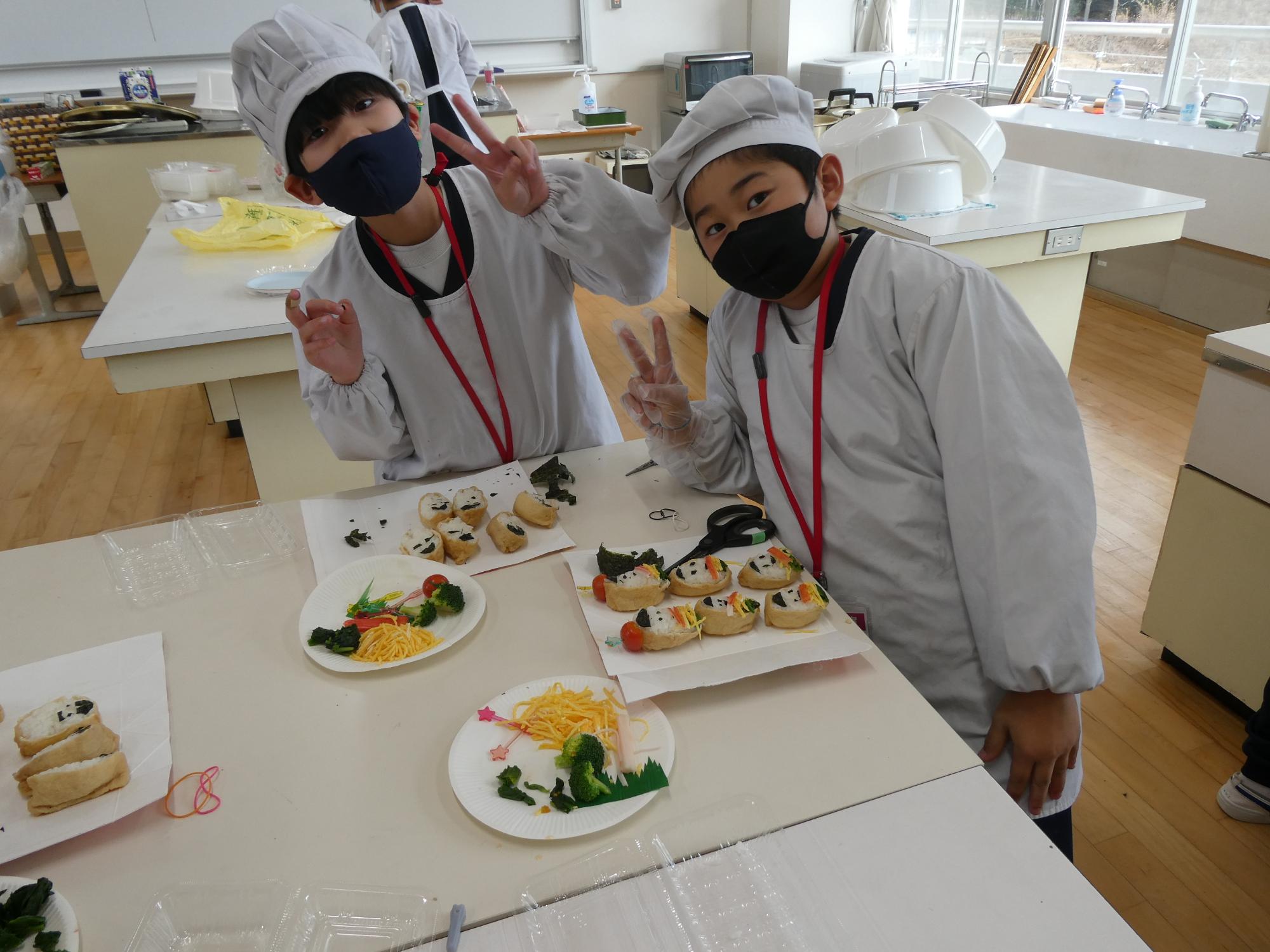 デコレーションをしたひな祭り寿司と一緒にピースサインする子どもたち