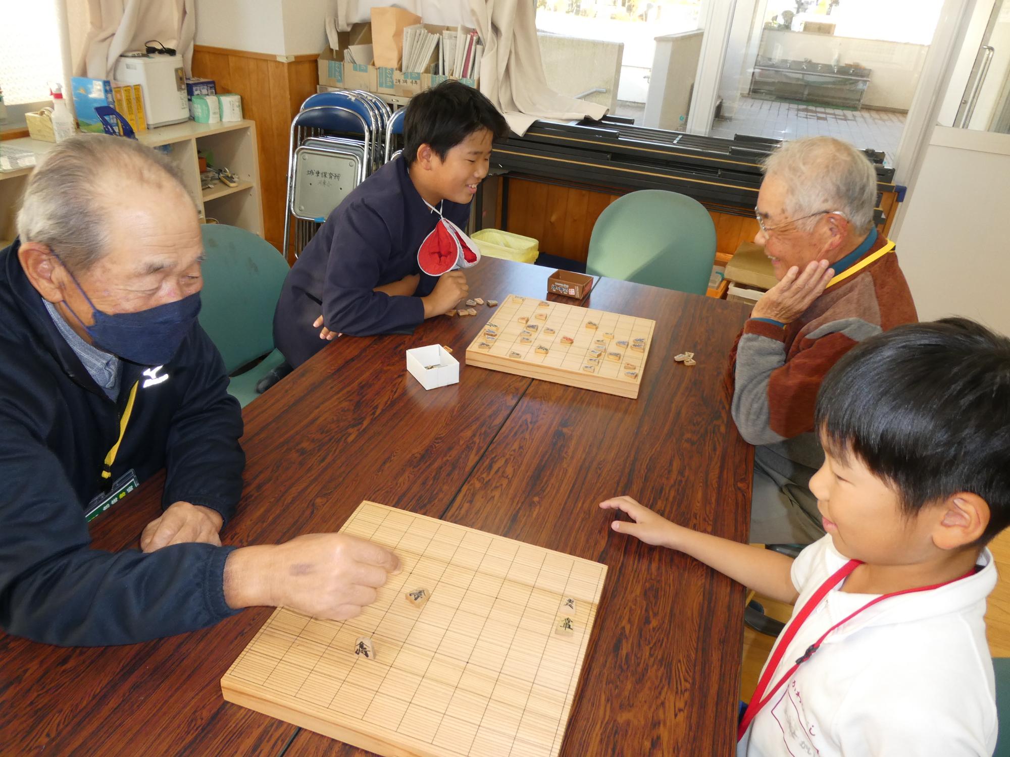 まわり将棋をしている写真