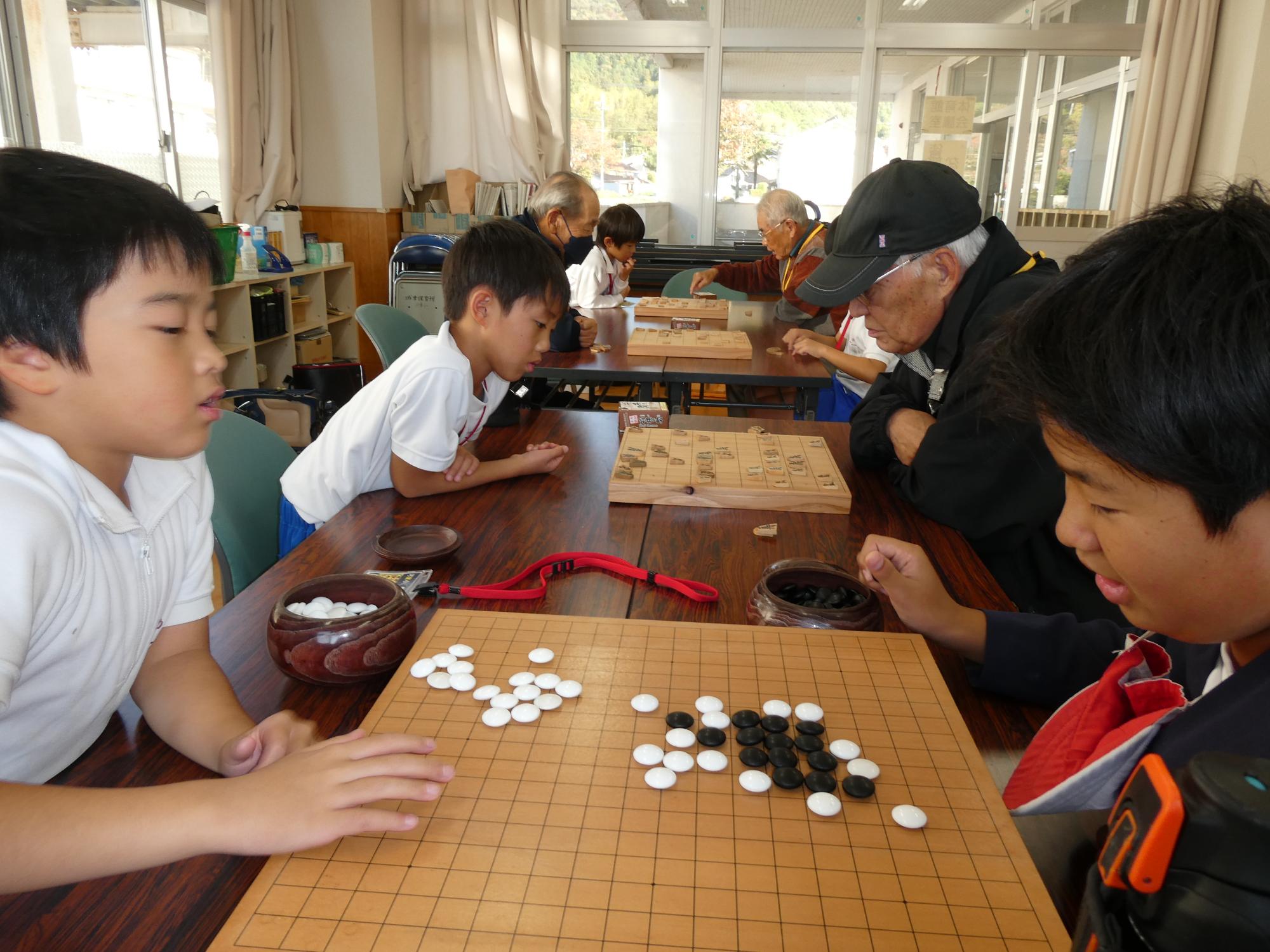 囲碁に挑戦する子どもたち