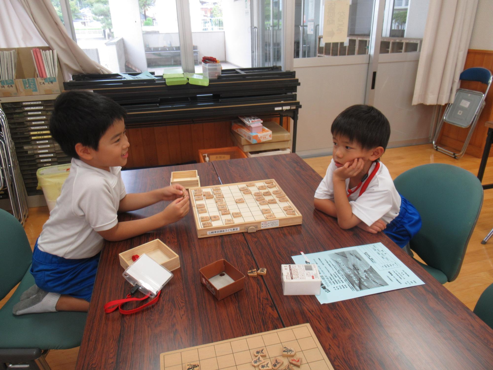 休憩におしゃべりをしている子ども