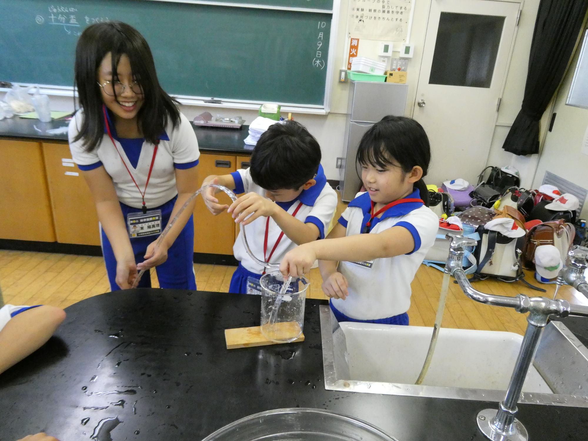 水を流す実験をする子どもたち