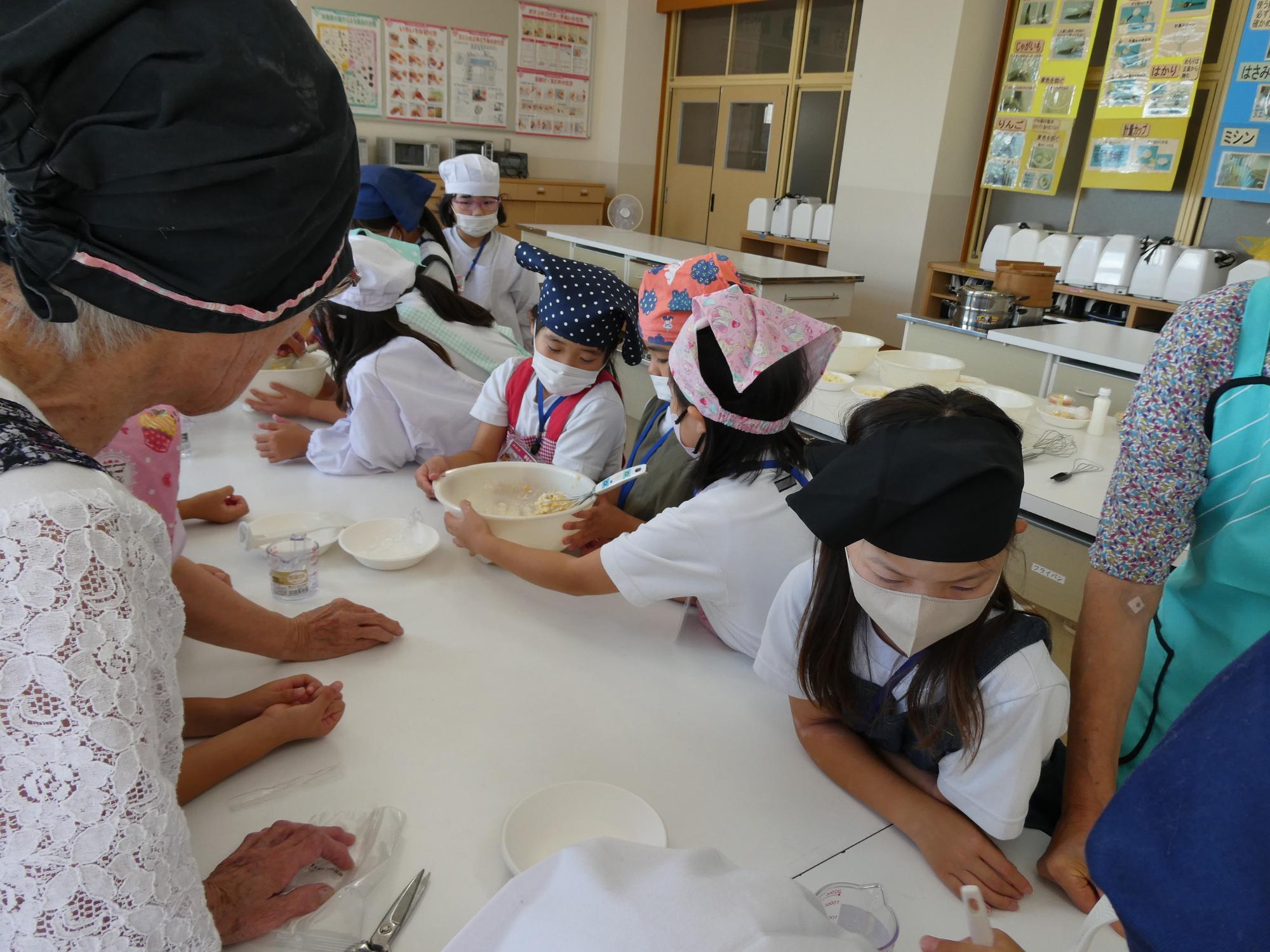 生地を混ぜ合わせる子どもたち