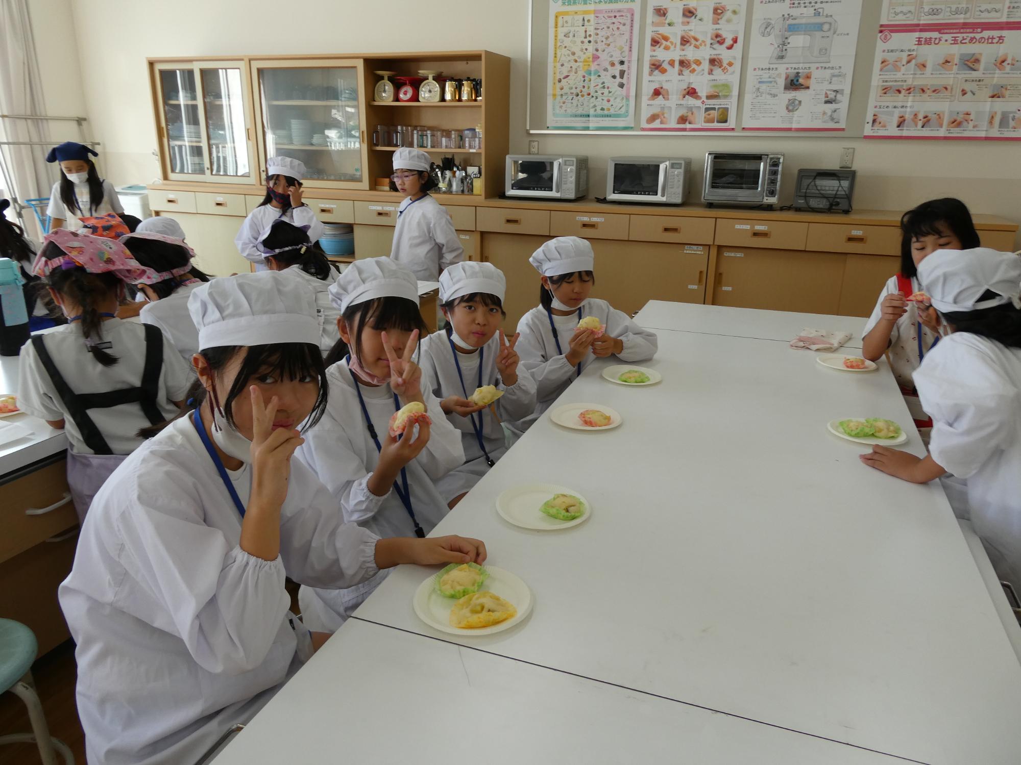 出来上がった蒸しパンを食べる子どもたち