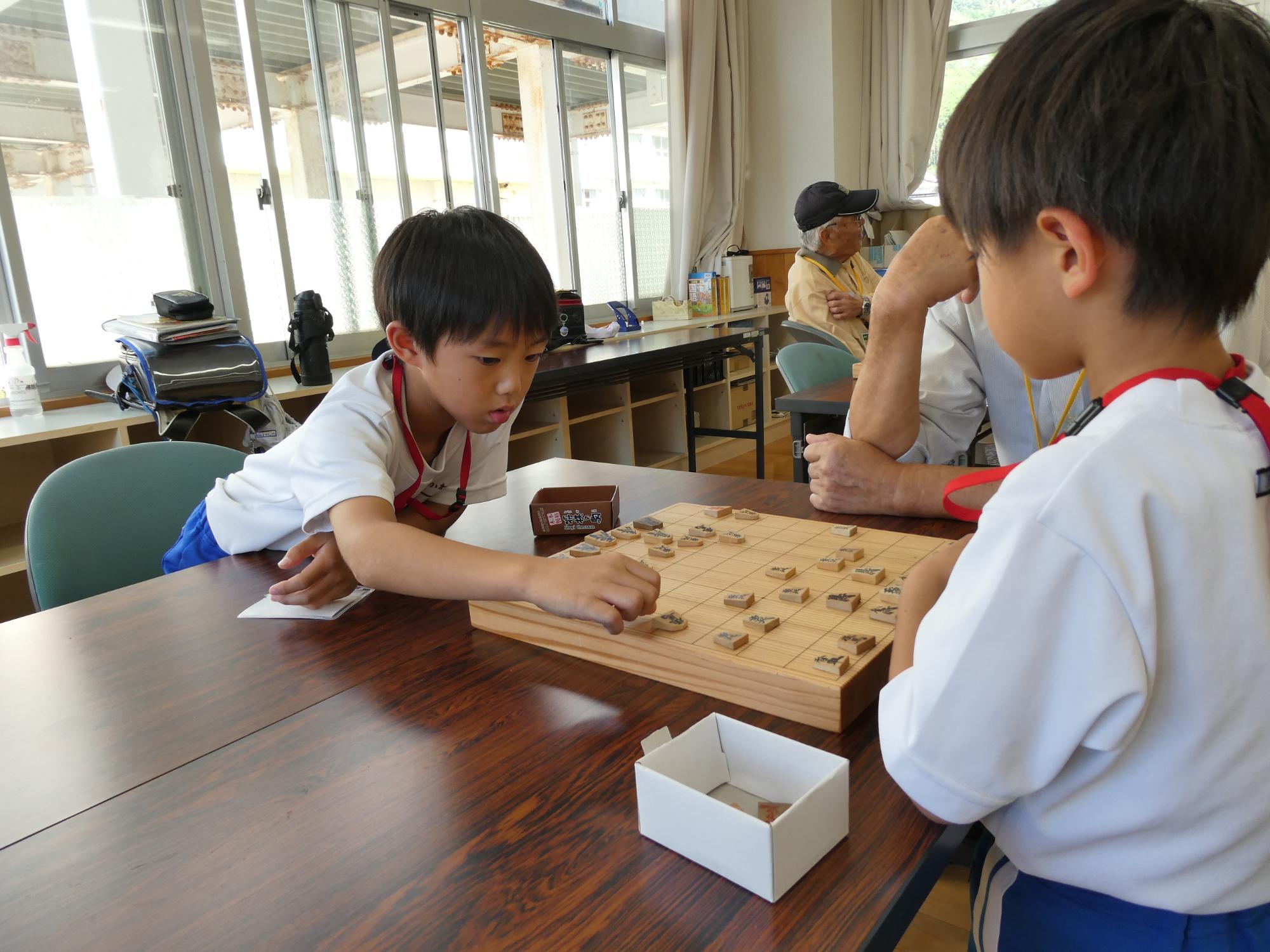 対局する1年生と2年生