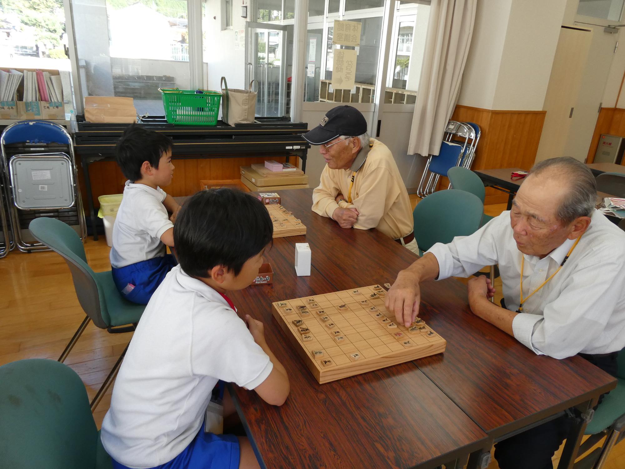 ボランディア講師と対局する子どもたち