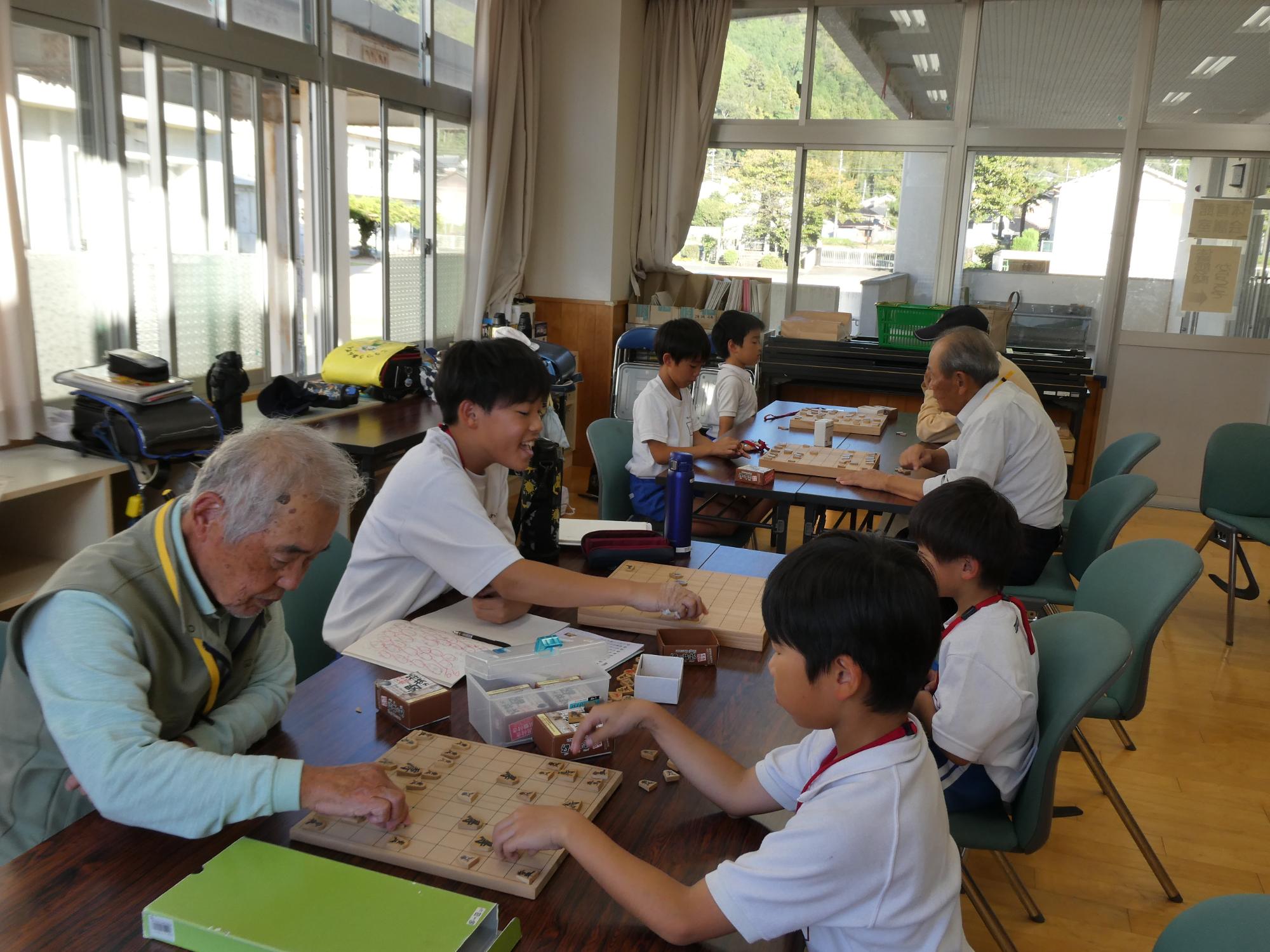 対局する子どもとボランディア講師