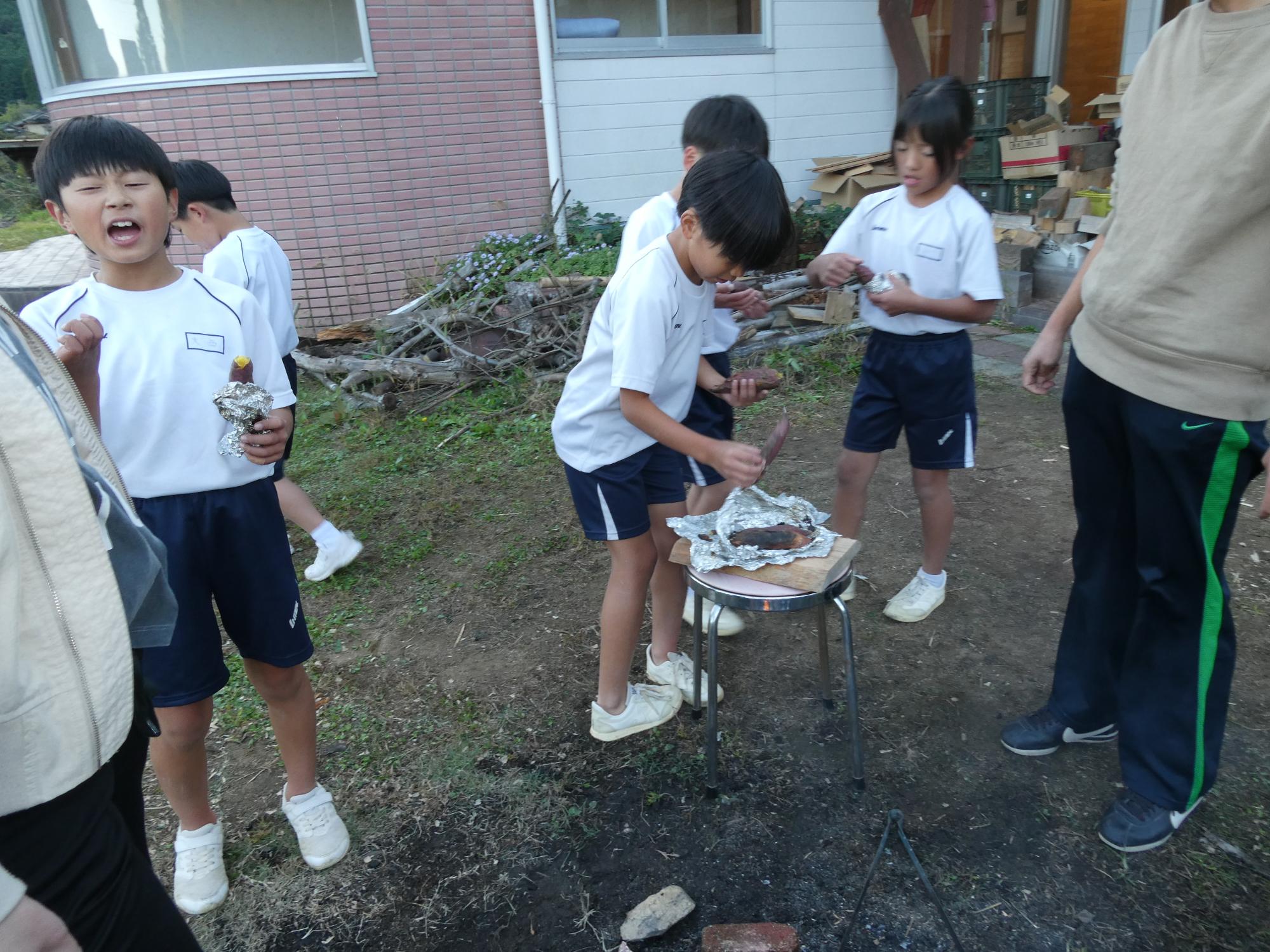 焼き芋を食べる子どもたち