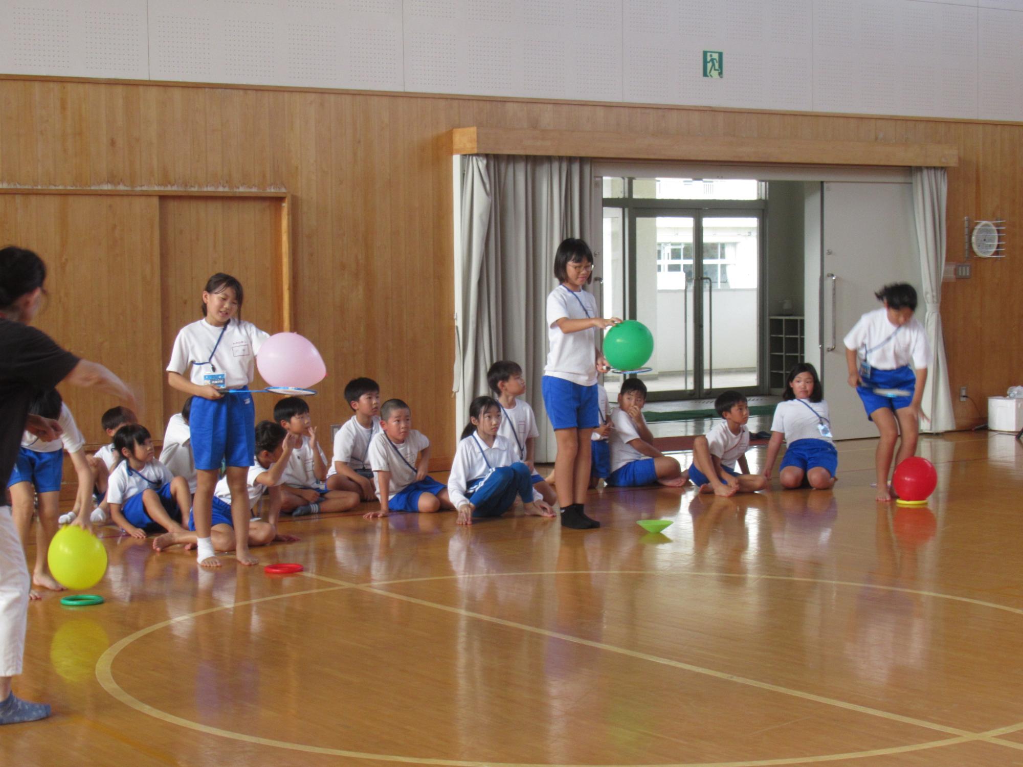 障害物競争をする子どもたち