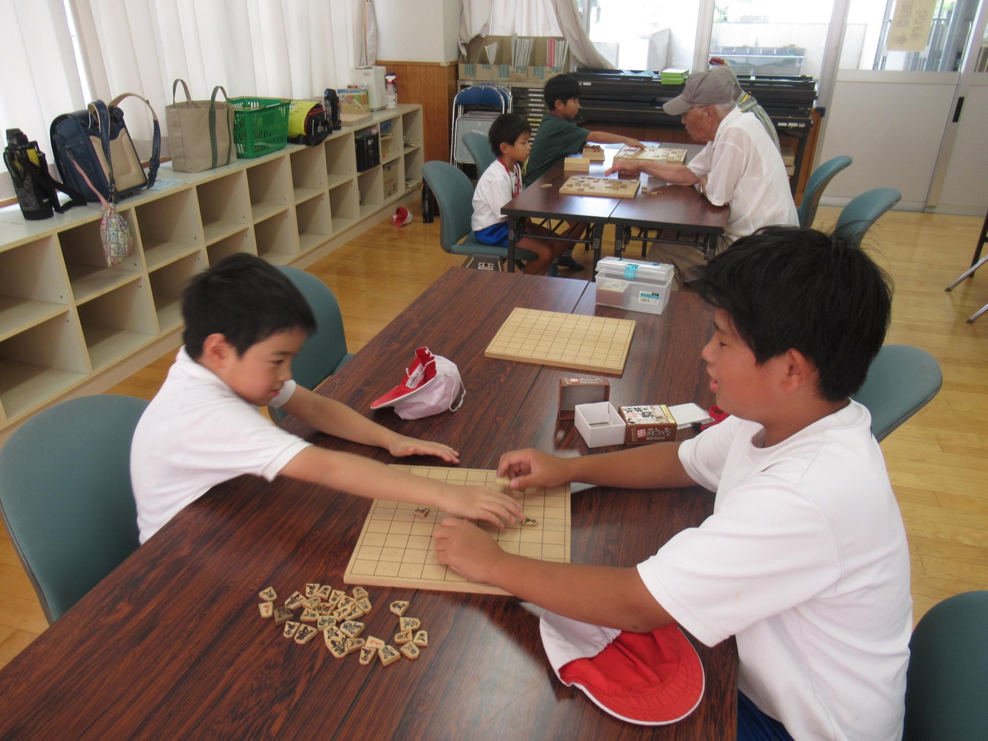 将棋をする子どもたち