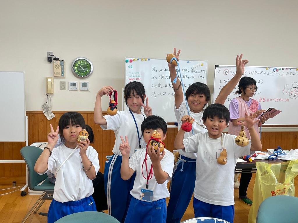 教室で制作したひょうたん楽器を持って記念撮影した写真