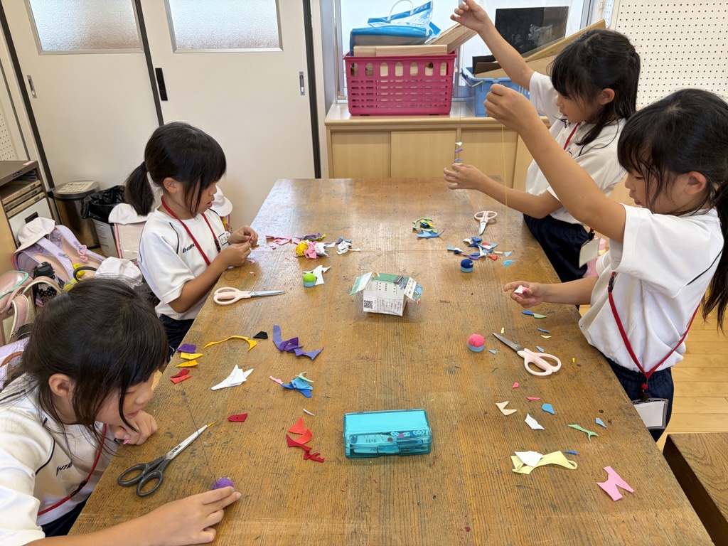 針に糸を通しフェルトを刺している写真