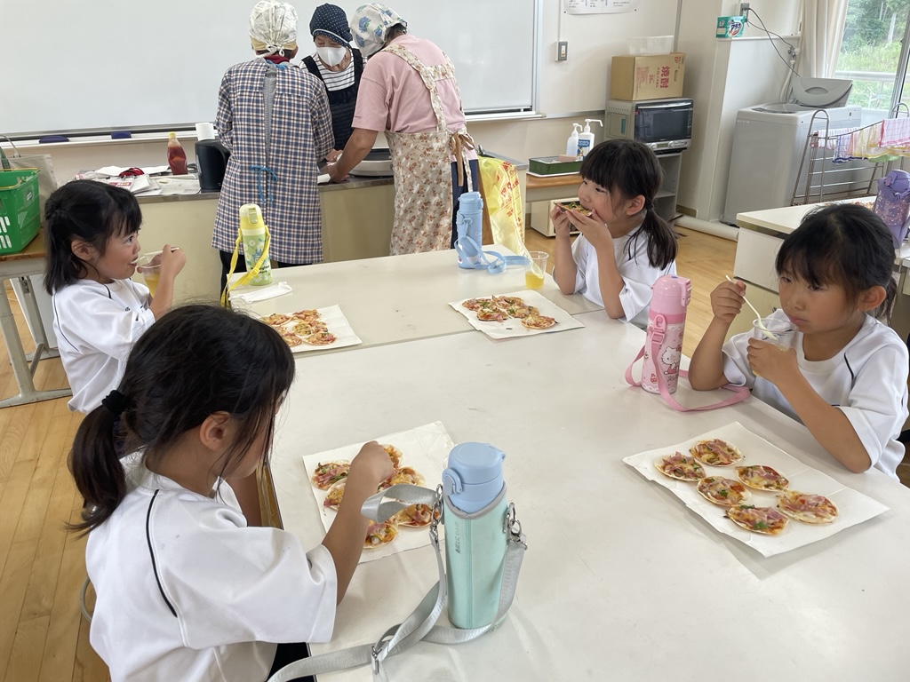 餃子の皮ピザとゼリーを食べている写真