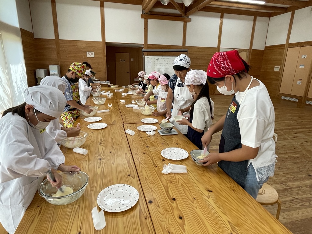 ドーナツの生地を混ぜている写真