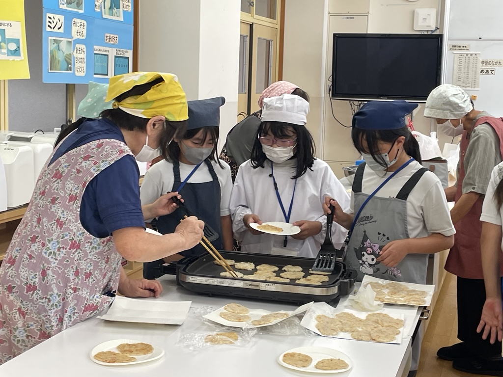 ホットプレートでおやきを焼いている子どもたち