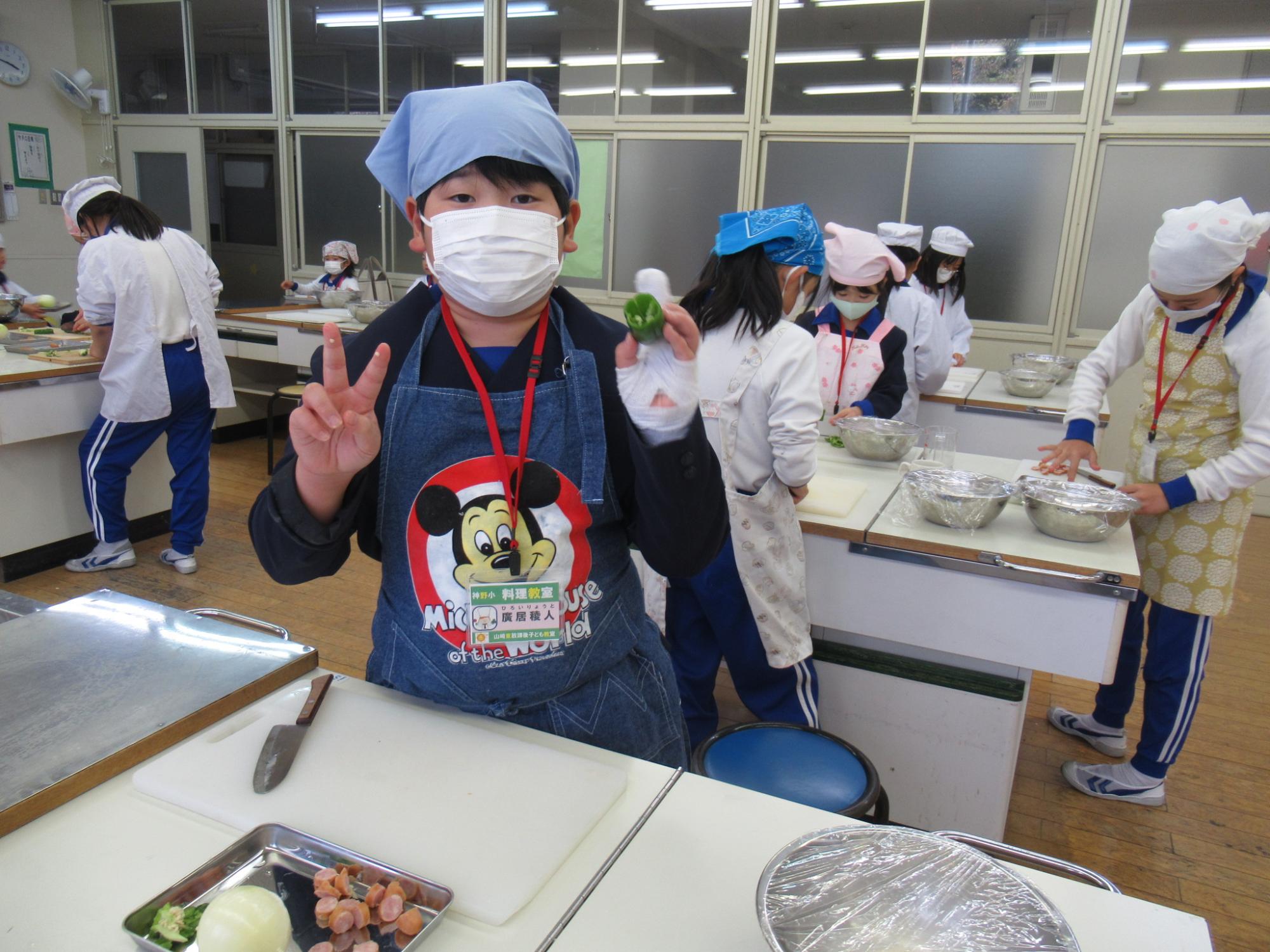 参加者が具材を包丁でカットしている写真