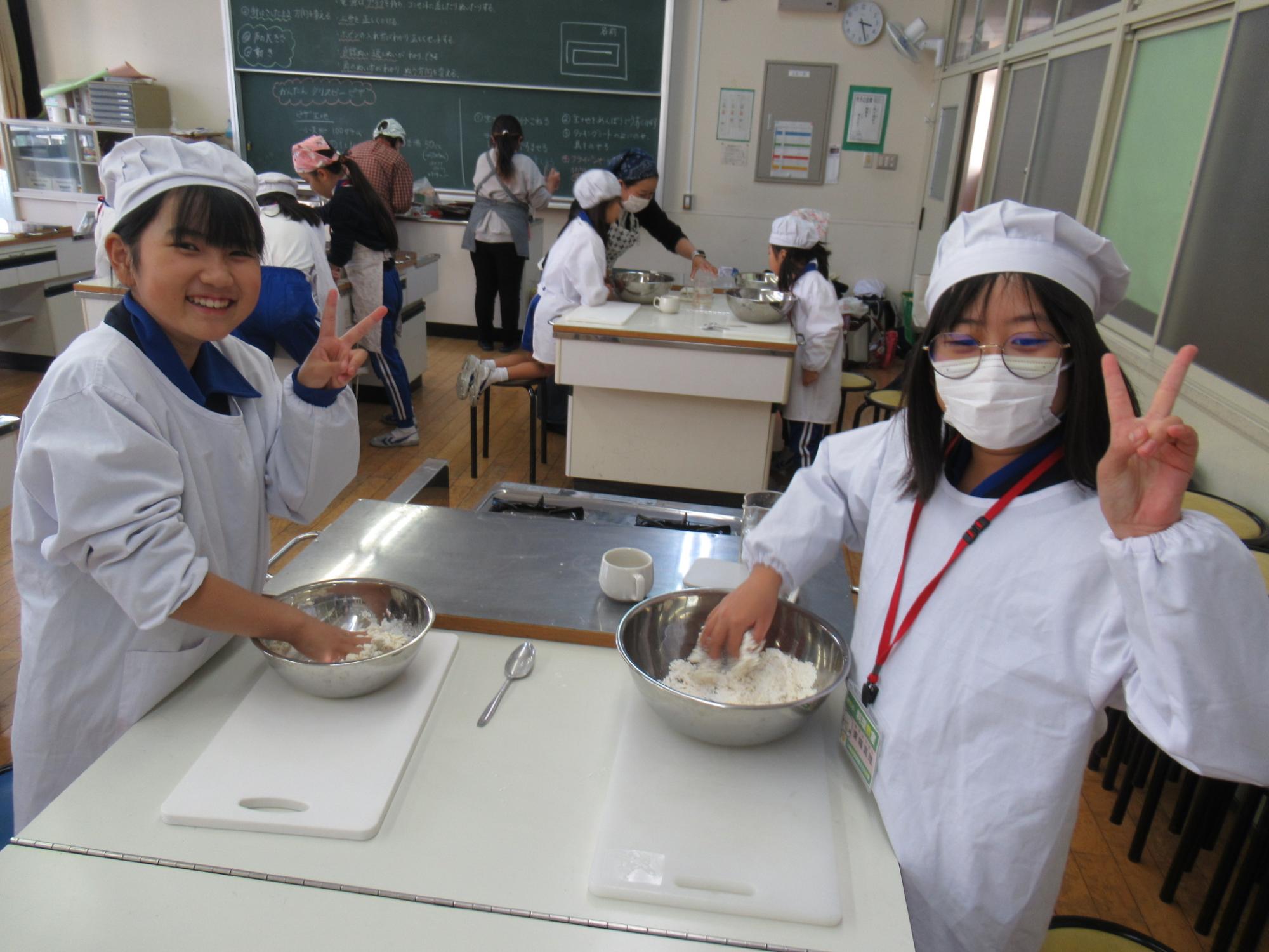 ボールに入れた生地の材料を参加者が混ぜ合わせている写真