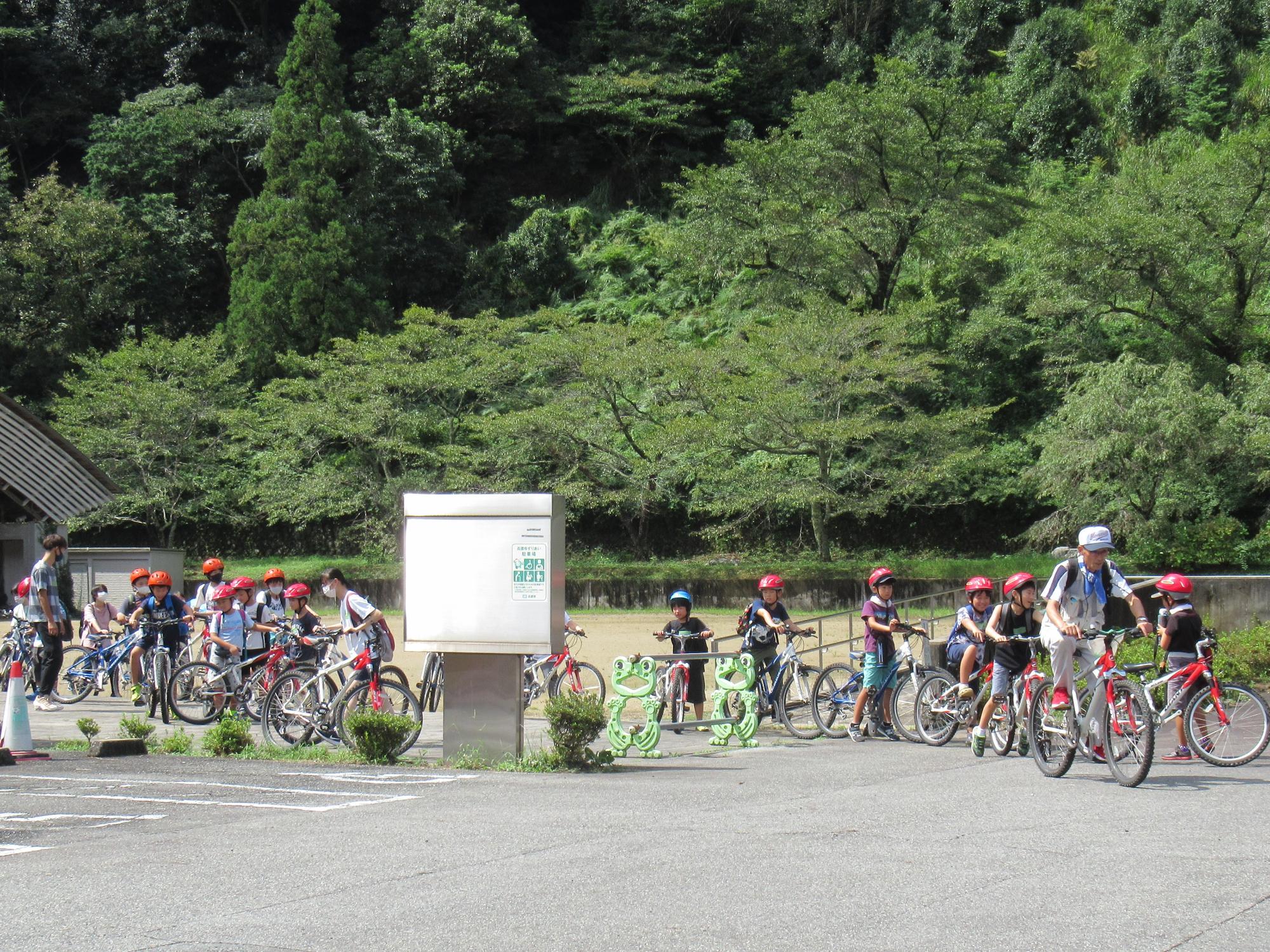 学遊館からサイクリングに向かうスタート前の土曜なんでも体験隊参加者らの写真