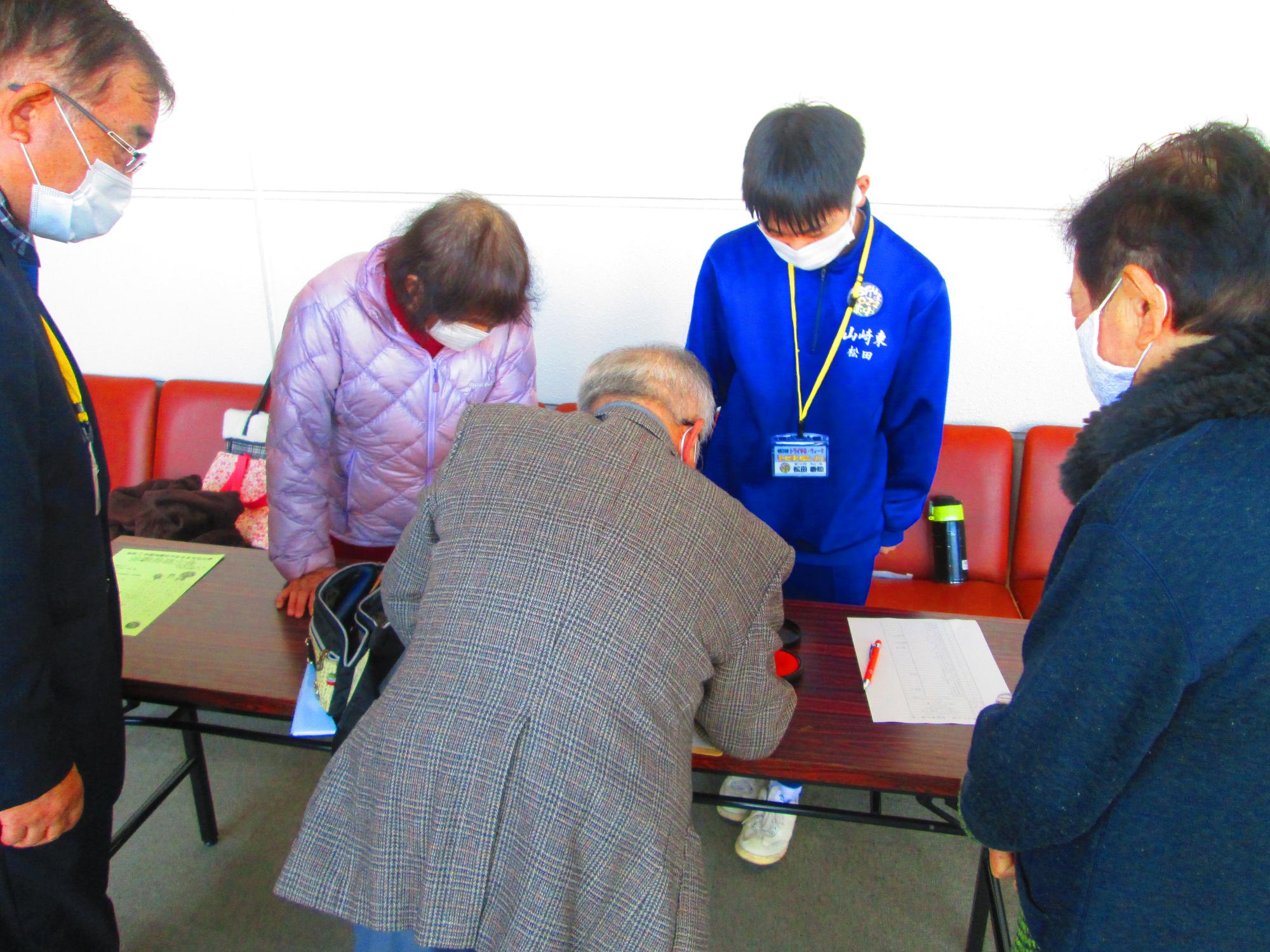 やまさき文化大学受付サポートで頑張るトライやるの生徒の写真