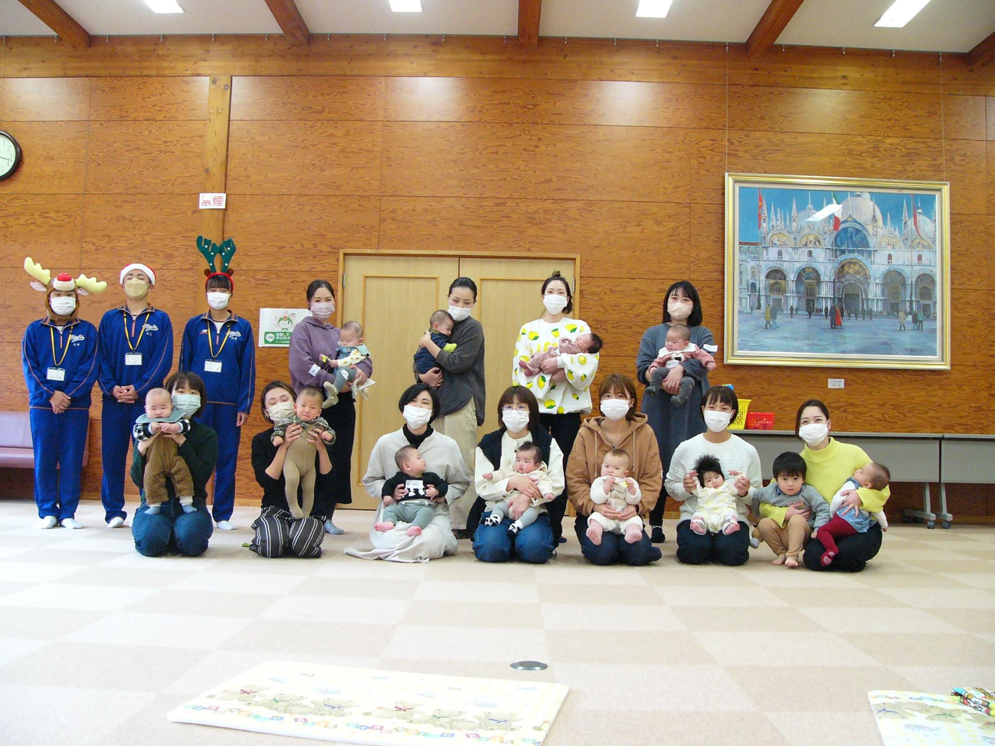 親子活動のグループのみなさんと記念撮影するトライやるの生徒らの写真