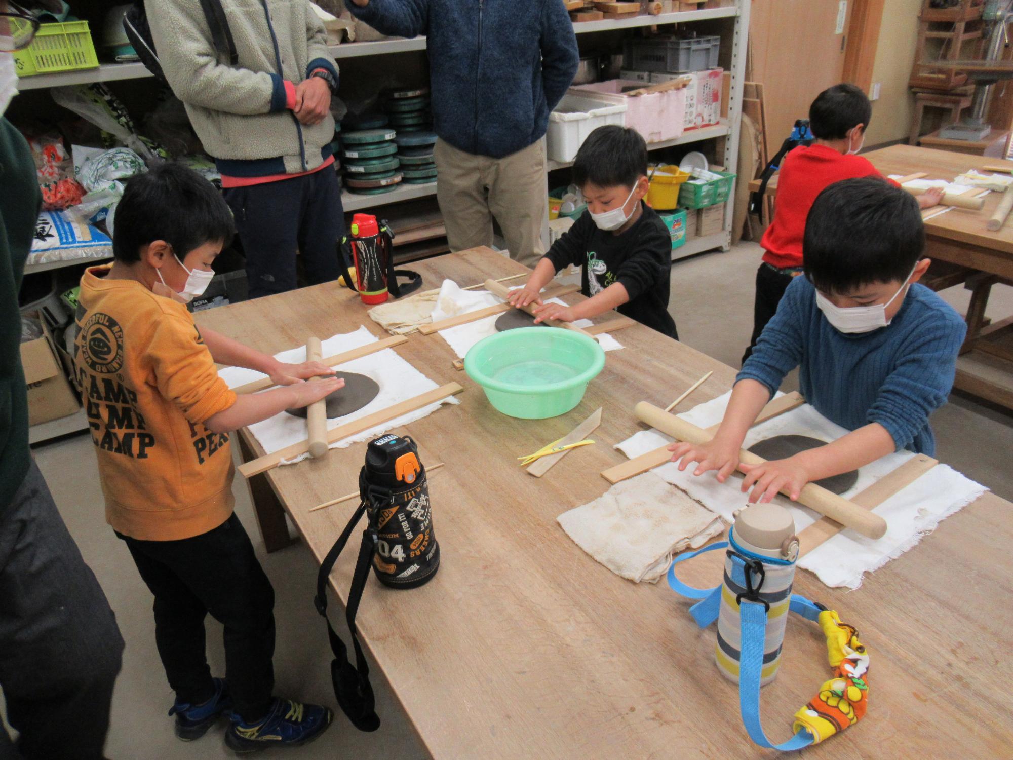 子どもたちが上手に粘土でお皿を作っている写真