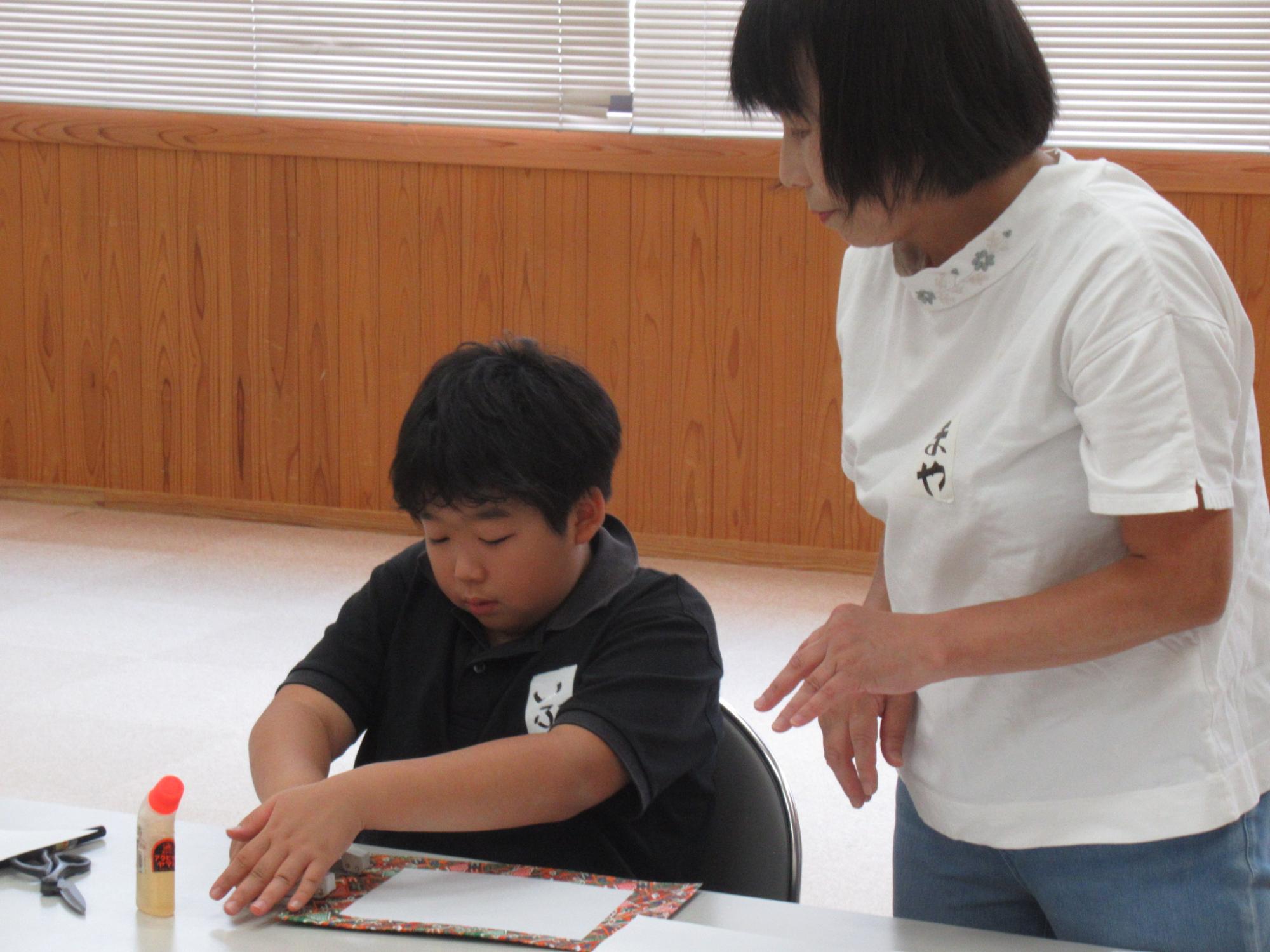 オリジナルの額縁を手作りする参加者