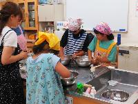 子どもたちがおやつをつくっている写真