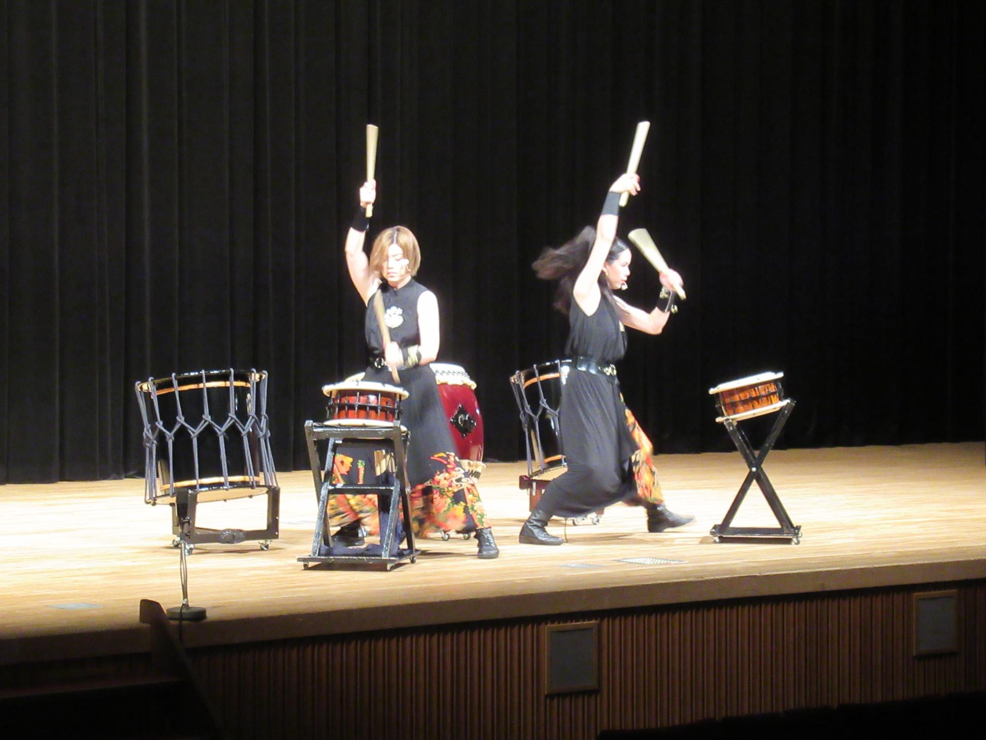 山崎文化会館のステージ上で力強く太鼓の演奏をする奏者らの写真