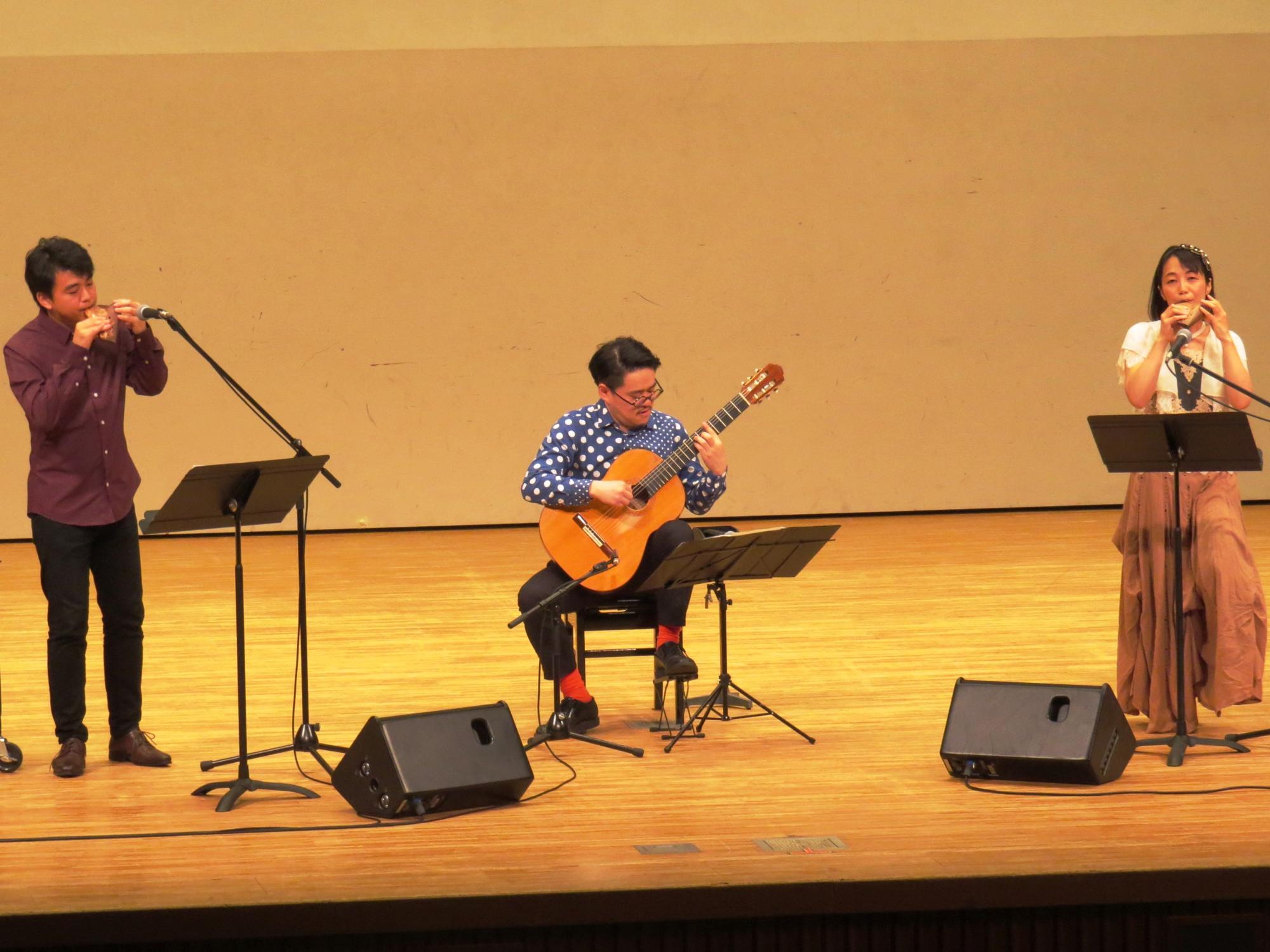 やまさき文化大学音楽鑑賞講座で舞台でオカリナとギターの演奏をしている写真