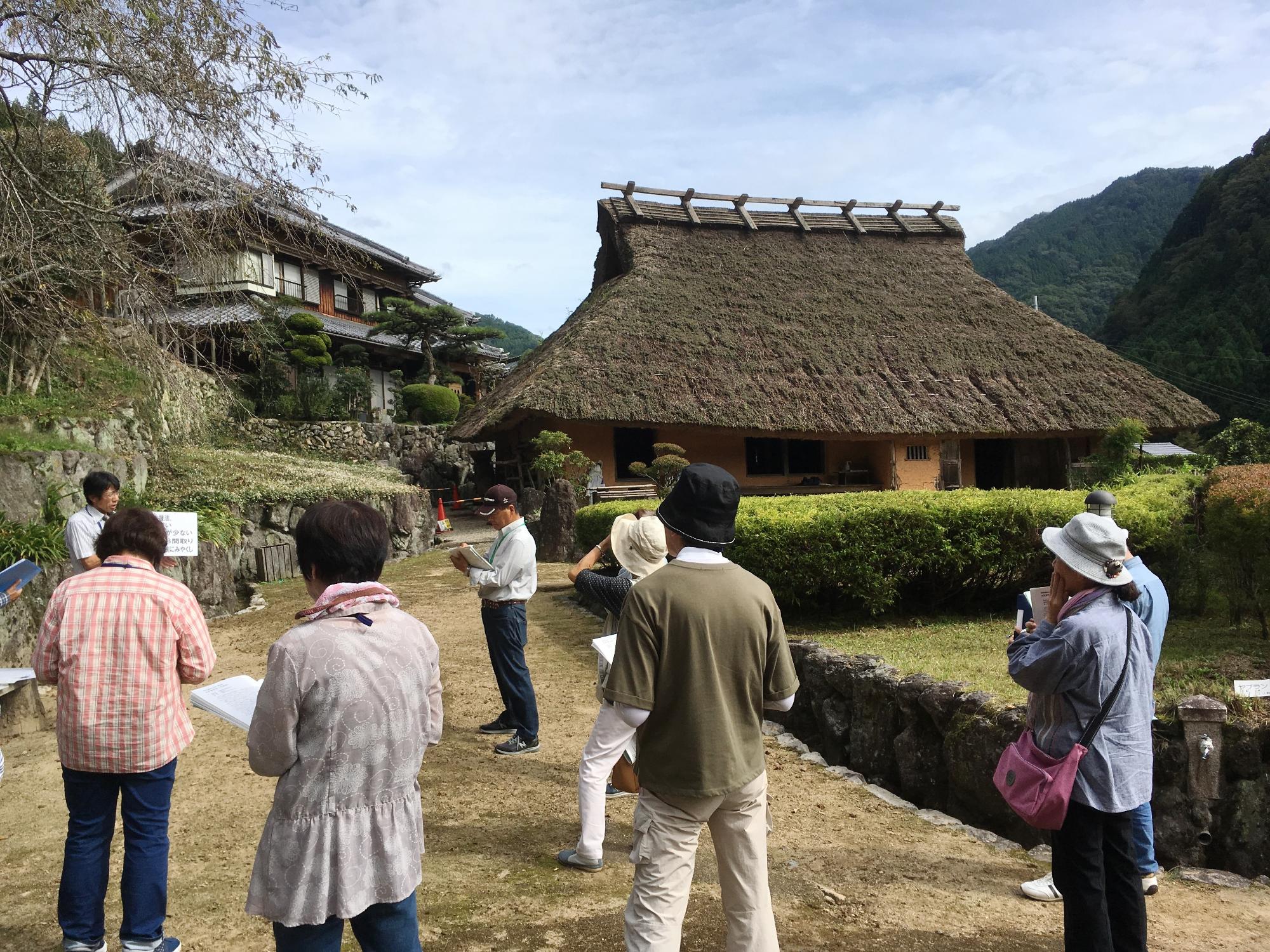 やまさき文化大学歴史探訪講座にて安富町千年家の前で説明を受けている写真