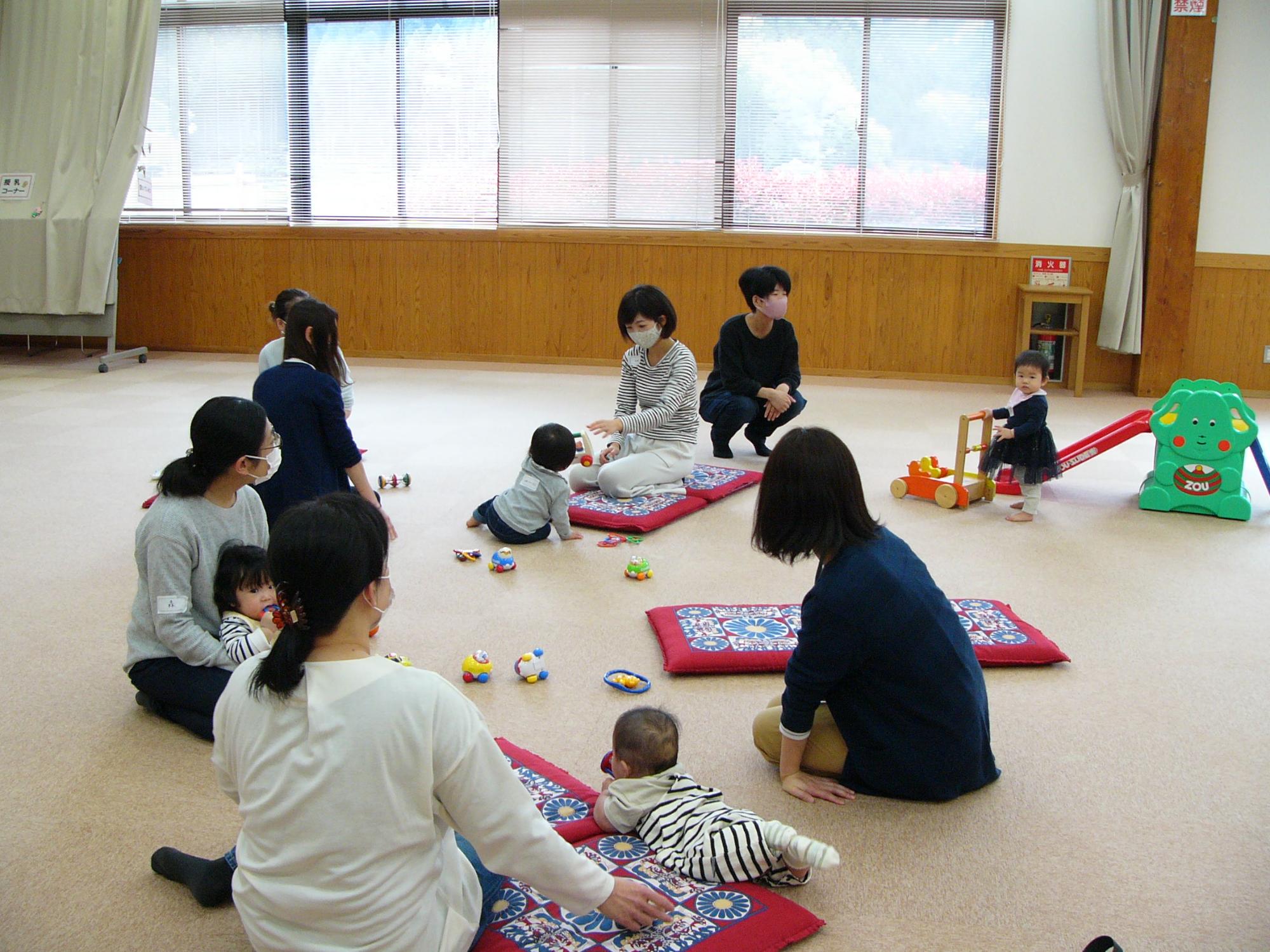 「すやすや」の活動に参加された赤ちゃんとお母さんたちのふれあいの様子の写真