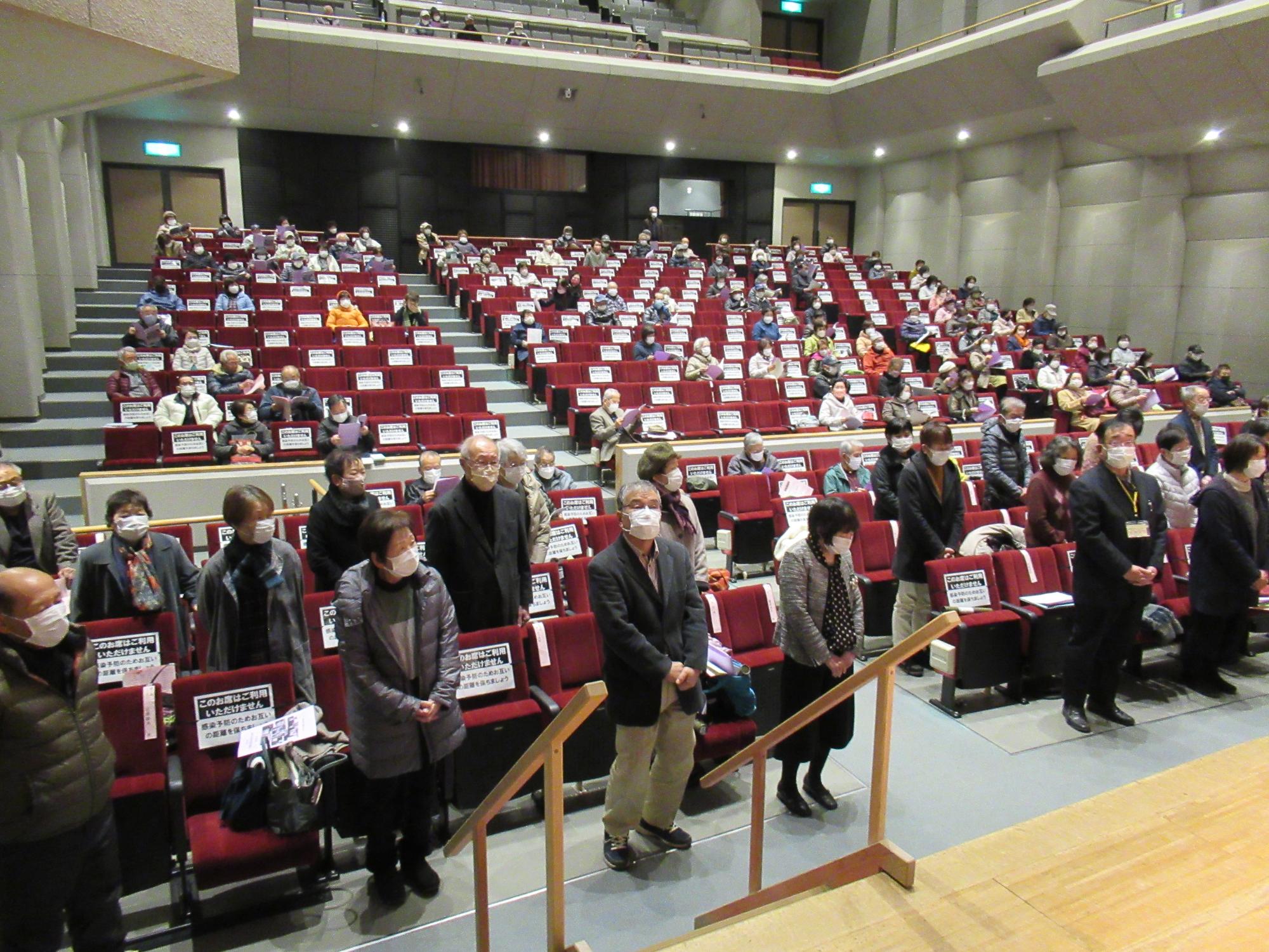やまさき文化大学閉講式で学生らが会場椅子に座っている写真
