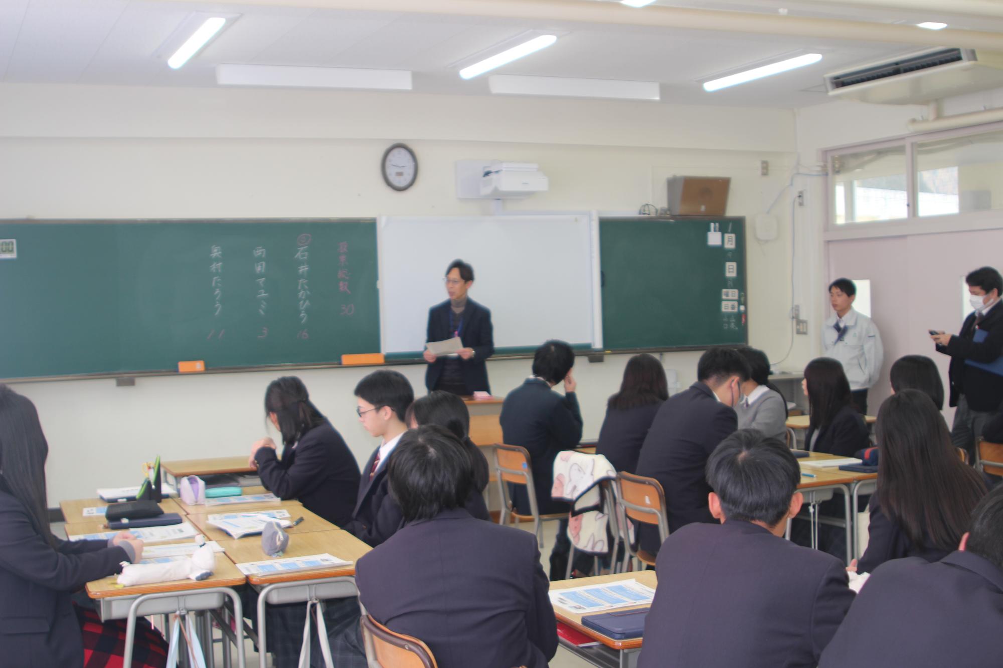 選挙について講義を受ける生徒たち