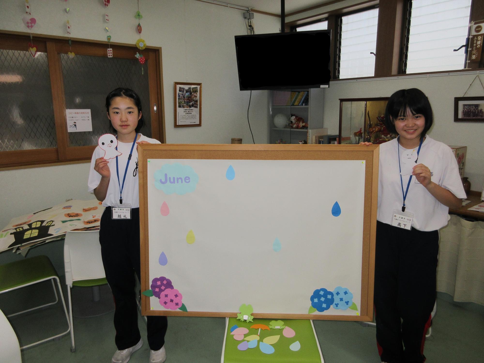 トライやるウィークに来た中学生2名が自分たちの作成したパネルを披露する写真