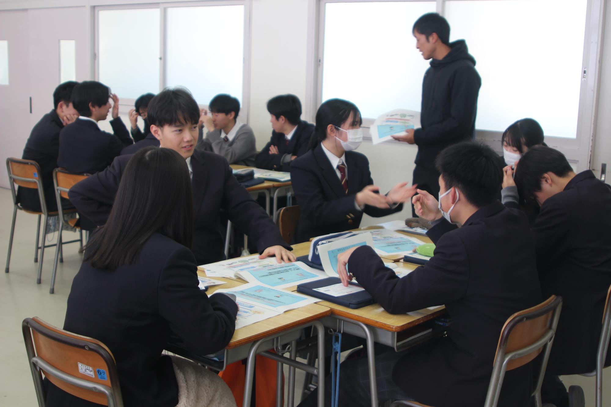 選挙に関する講義を受ける生徒たち