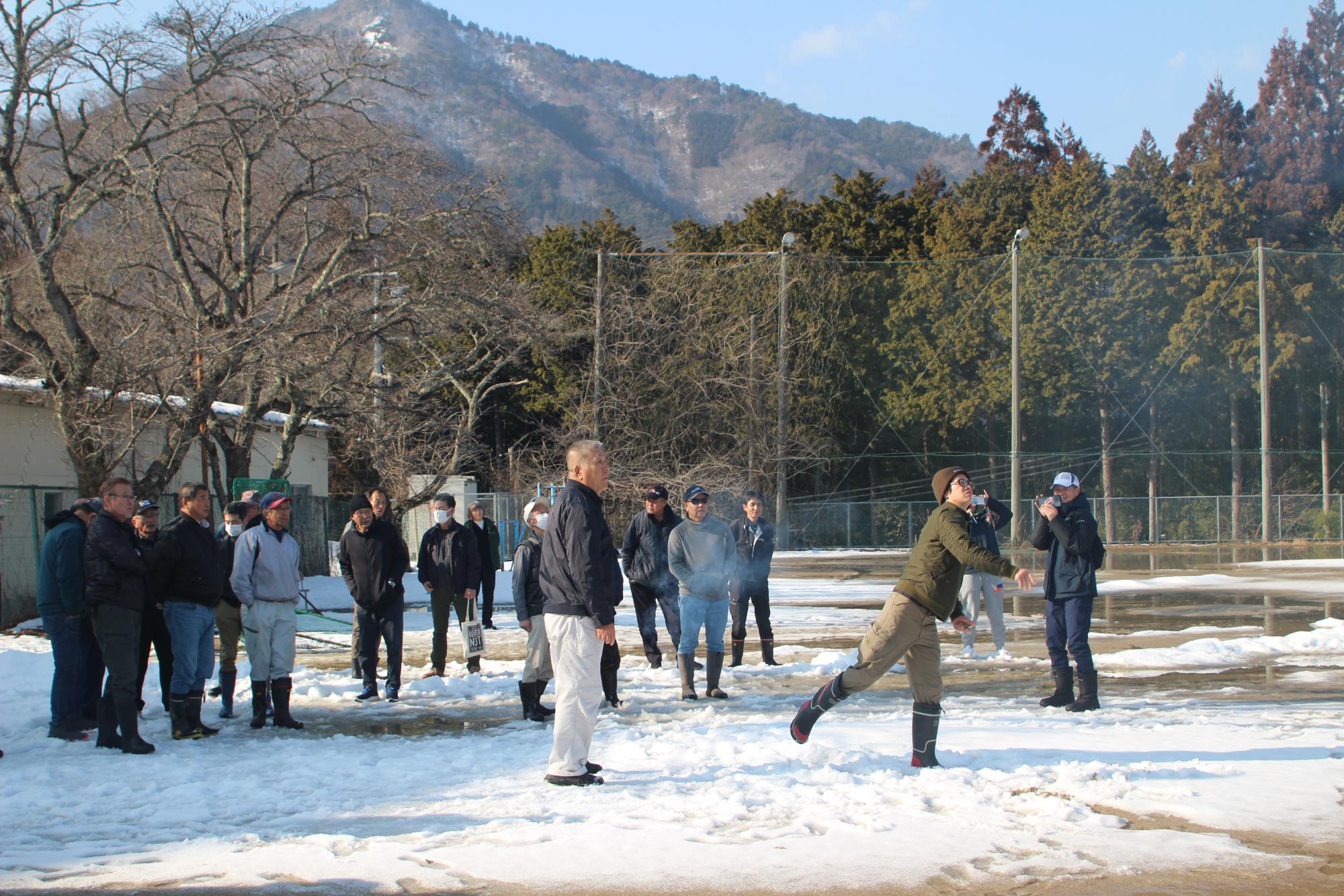 轟音玉を投げる参加者