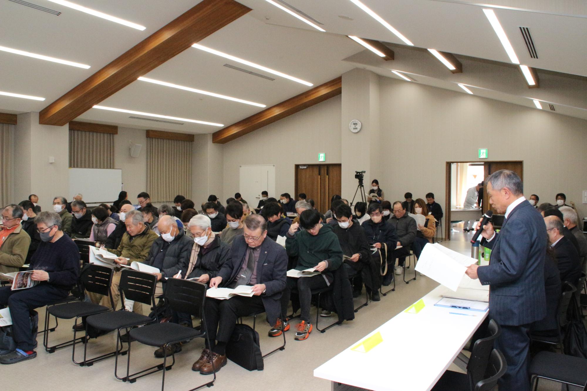 ちくさええとこ協議会の設立総会で説明する関係者と資料を見ながら話を聞く参加者の写真