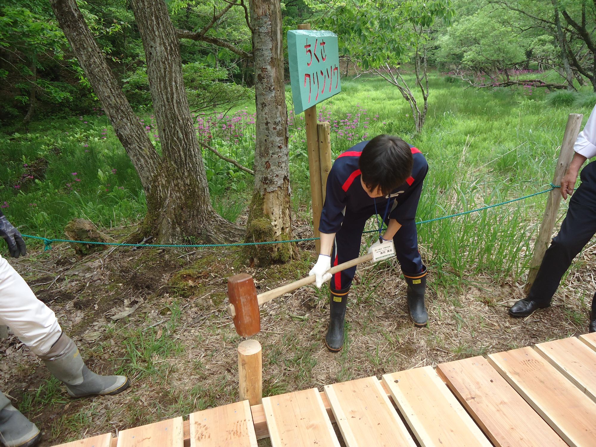 千種中学生が遊歩道を設置している写真