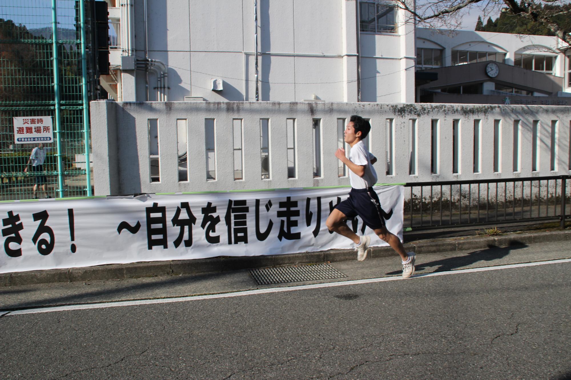 中学生男子と高校生女子が走る5キロメートルの組で、1位を独走する中学生男子の写真