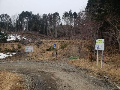 注意看板や案内看板が設置されているマウンテンバイクコーススタート地点付近の写真