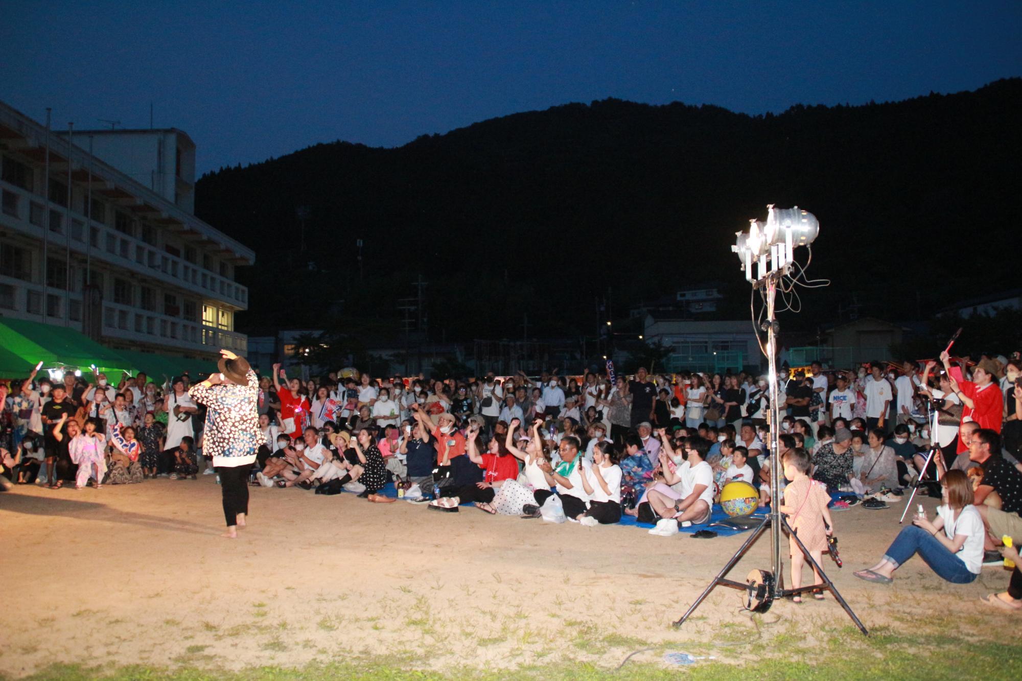 ミニライブに集まった来場者が出演者と一緒に盛り上がっている様子を撮影した写真