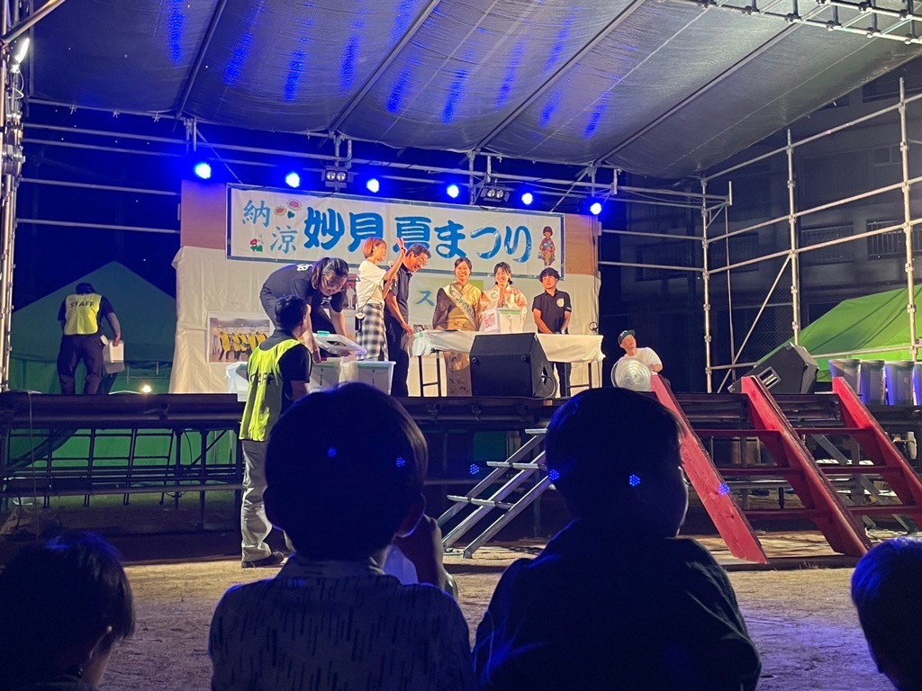 ステージ上の市長やアンバサダーら