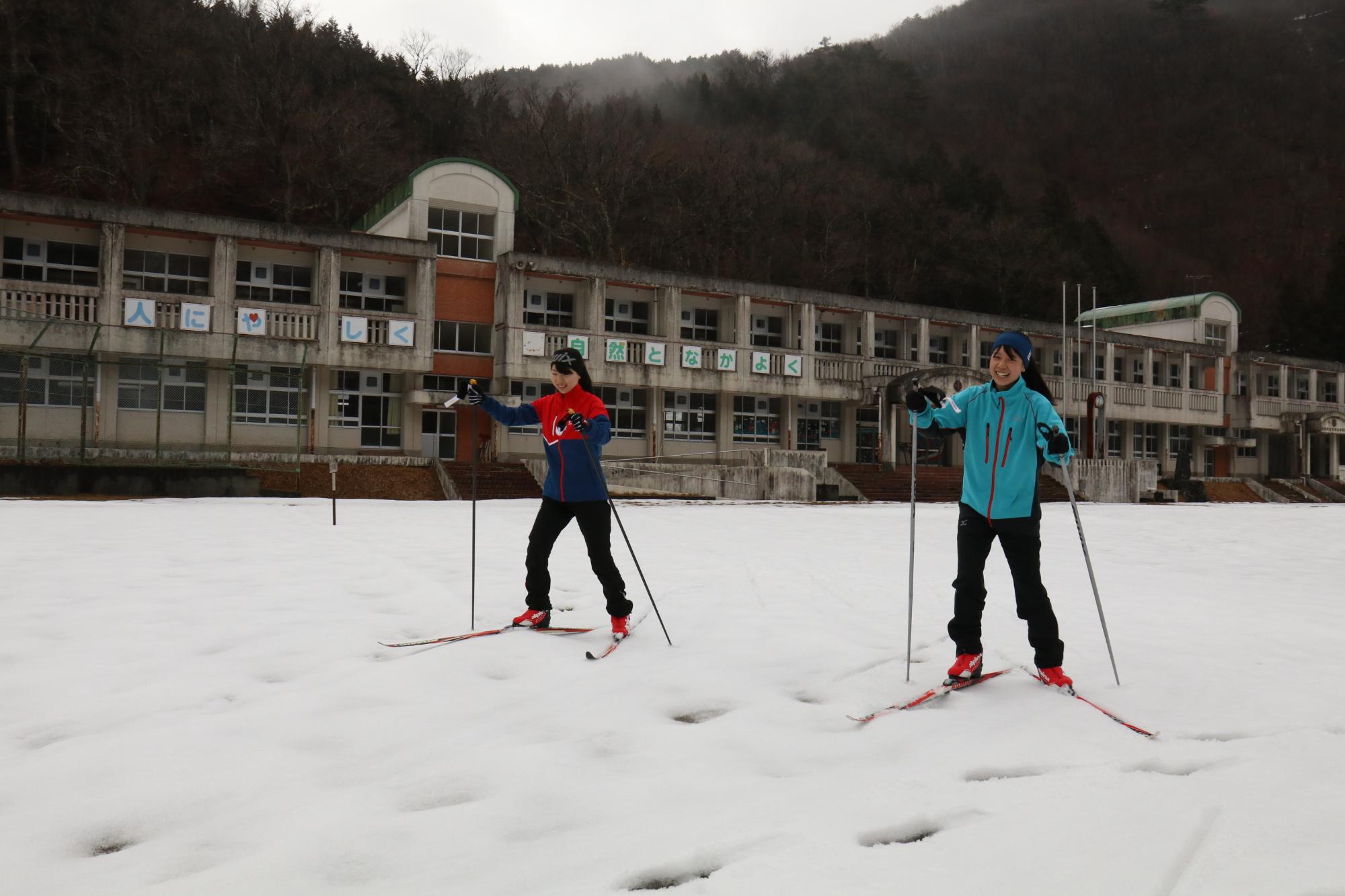 クロスカントリーを練習中の千種高校スキー部員らの写真